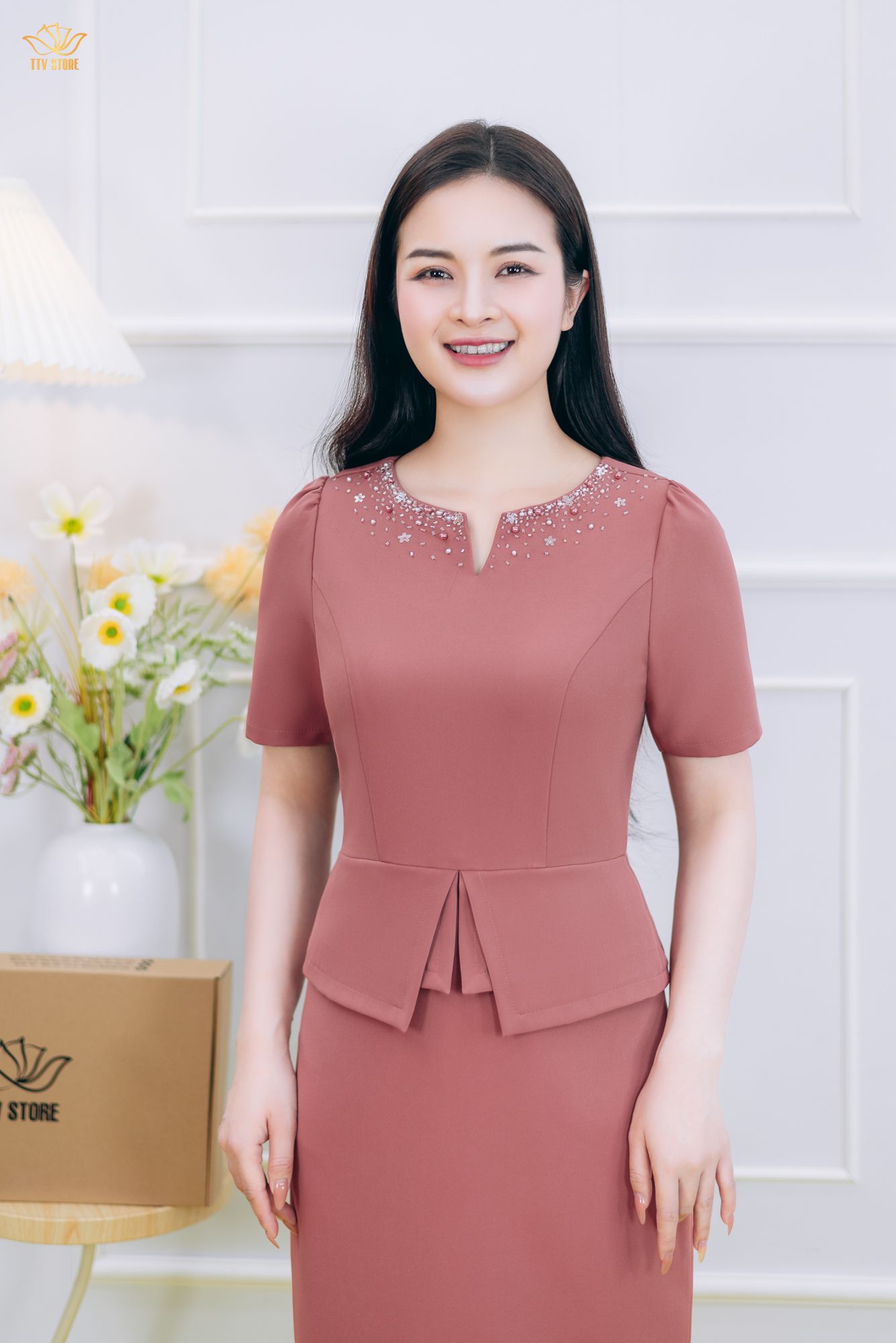 Đầm body - Cổ tròn khoét V đính cườm ngọc tay ngắn - AH - Hồng ruốc - TTV1849
