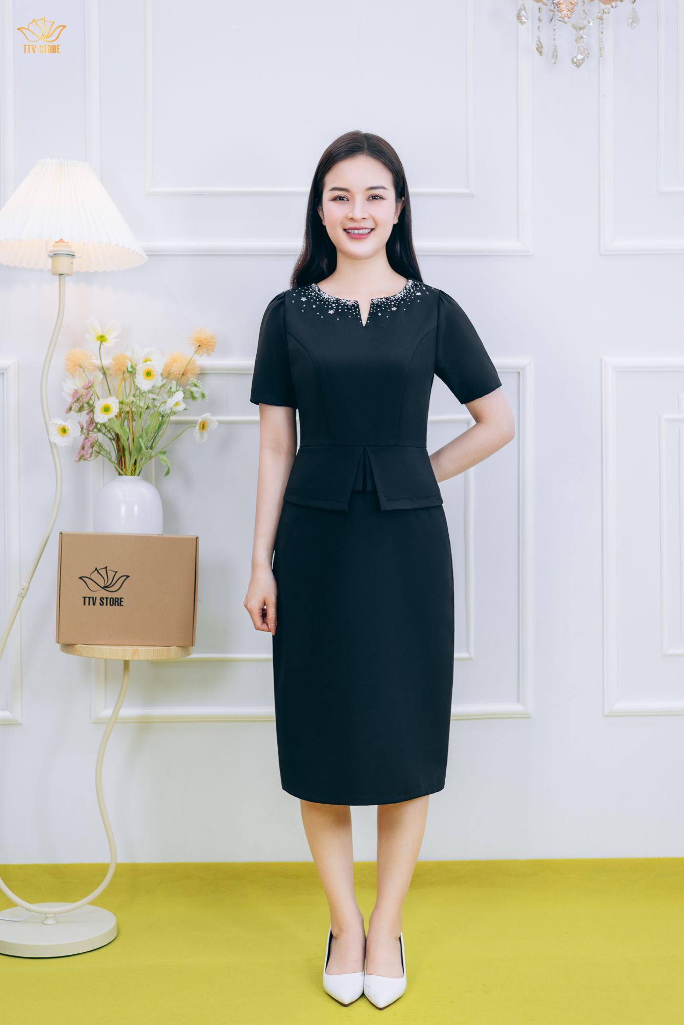 Đầm body - Cổ tròn khoét V đính cườm ngọc tay ngắn - AH - Đen - TTV1849