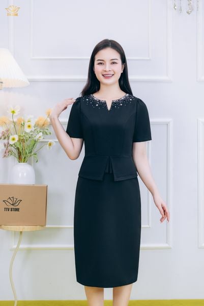 Đầm body - Cổ tròn khoét V đính cườm ngọc tay ngắn - AH - Đen - TTV1849