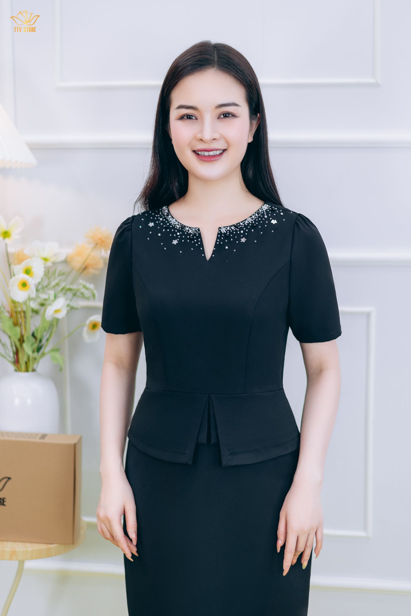 Đầm body - Cổ tròn khoét V đính cườm ngọc tay ngắn - AH - Đen - TTV1849