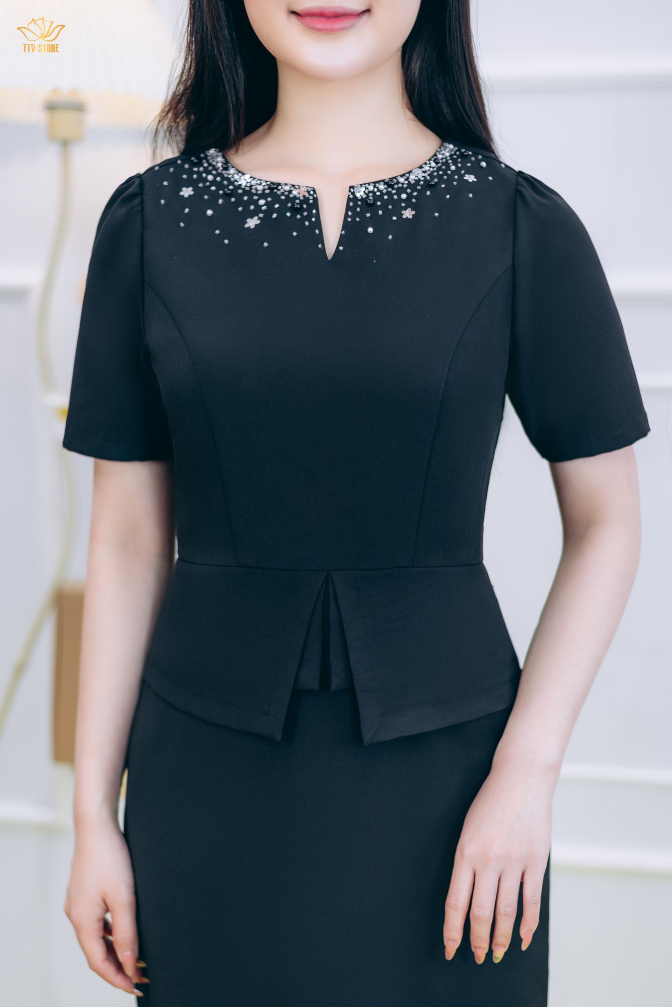 Đầm body - Cổ tròn khoét V đính cườm ngọc tay ngắn - AH - Đen - TTV1849