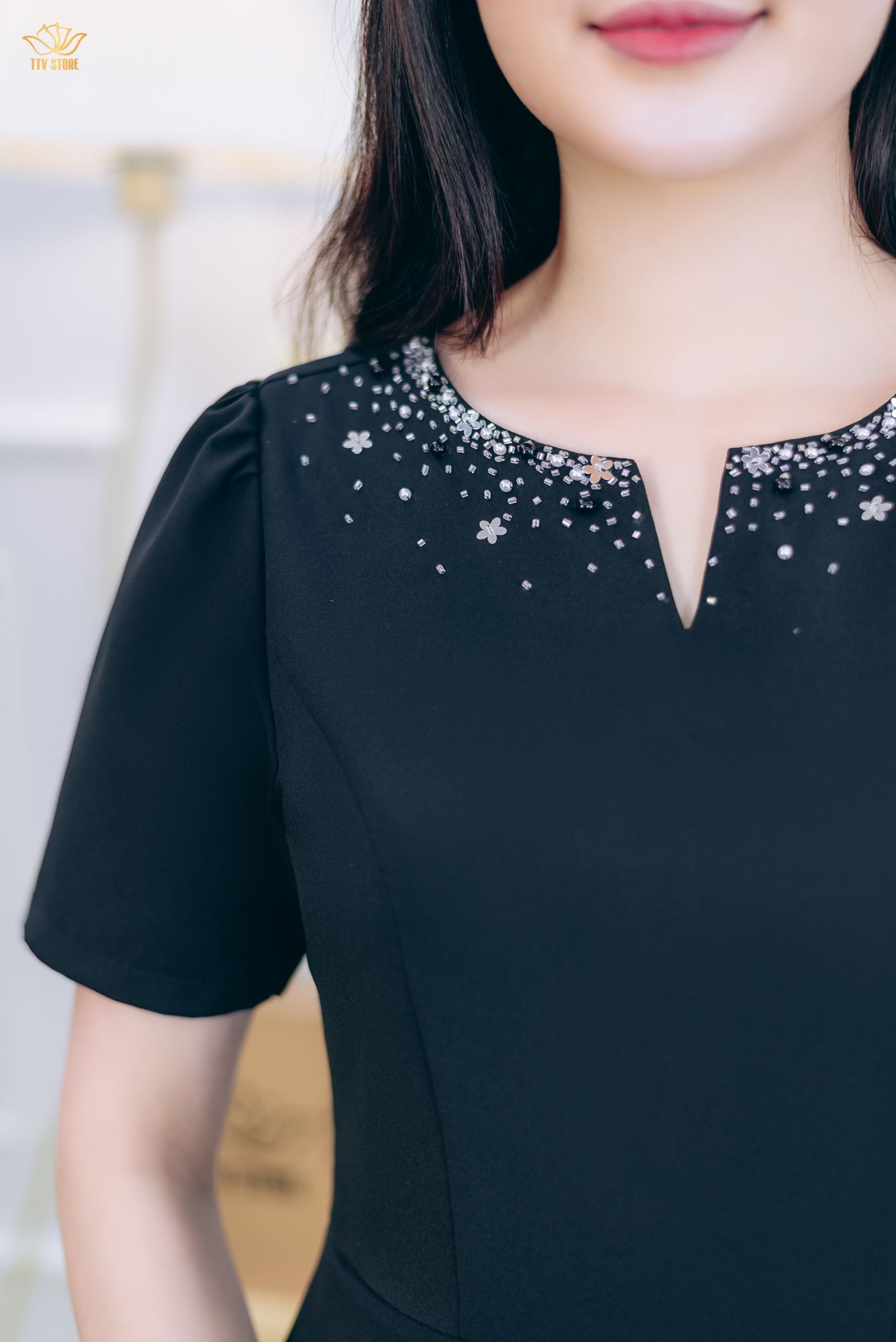 Đầm body - Cổ tròn khoét V đính cườm ngọc tay ngắn - AH - Đen - TTV1849