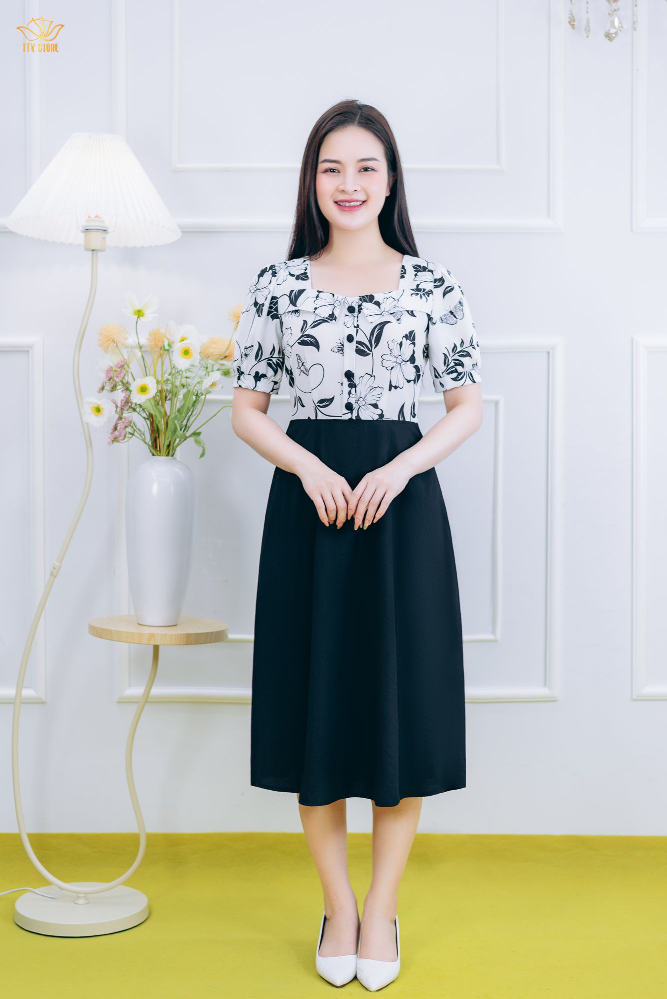 Đầm xòe - Cổ vuông tim kết nút tay ngắn - CV - Trắng hoa đen - TTV1855