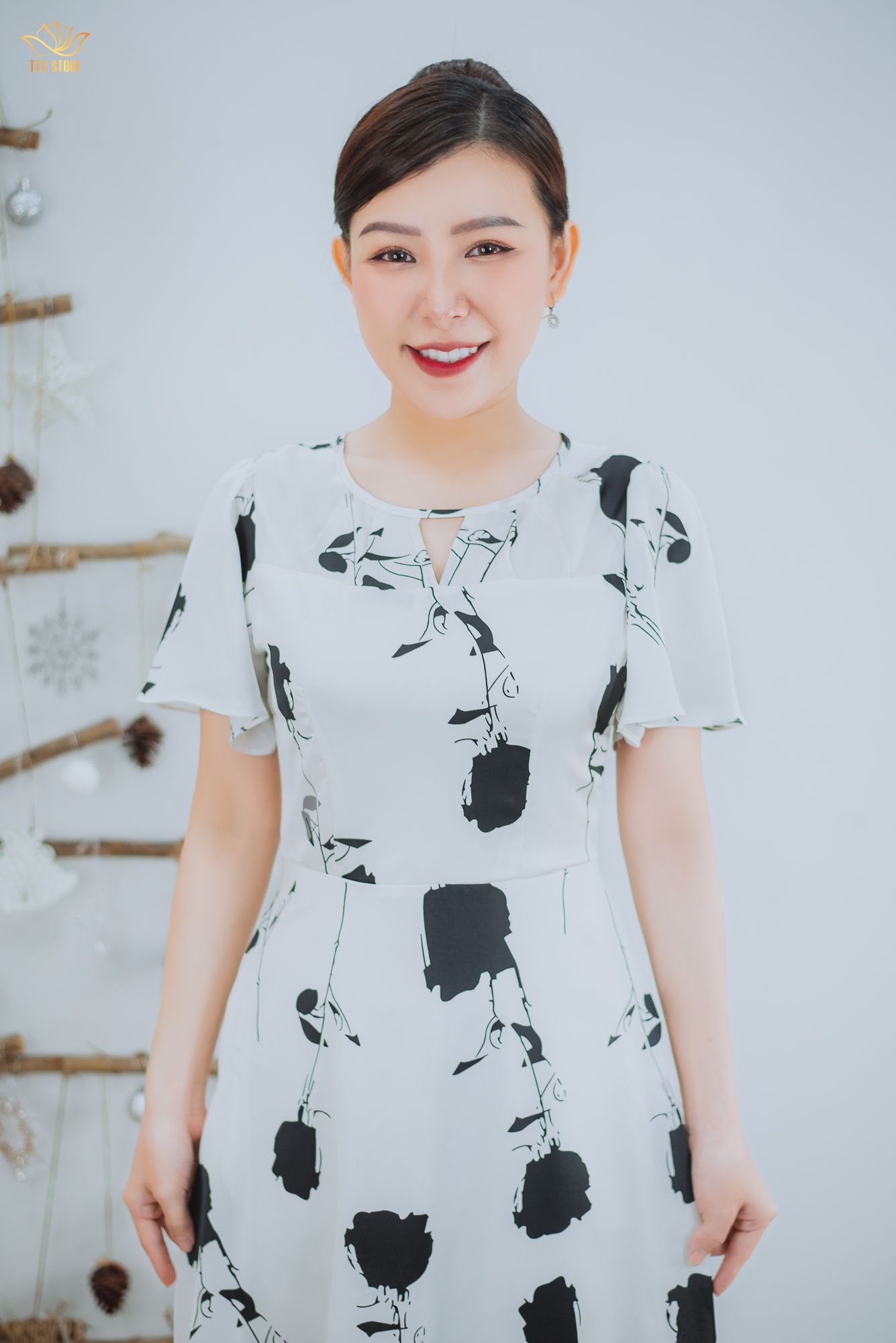 Đầm xòe - Cổ tròn khoét V tay loe - CT - Trắng hoa đen - TTV1512