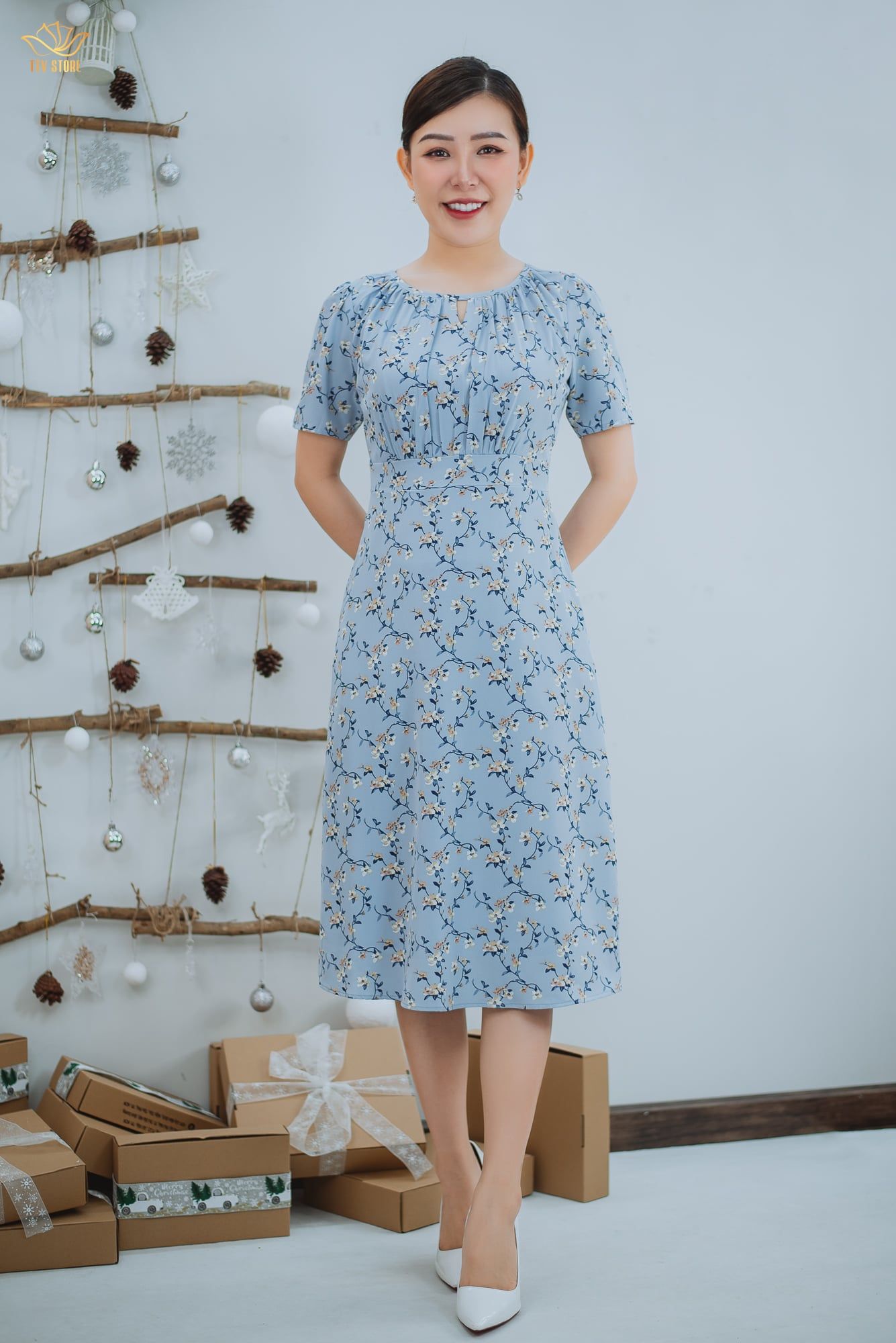 Đầm form A - Cổ tròn khoét V tay ngắn - CD - Xanh hoa trắng - TTV1532