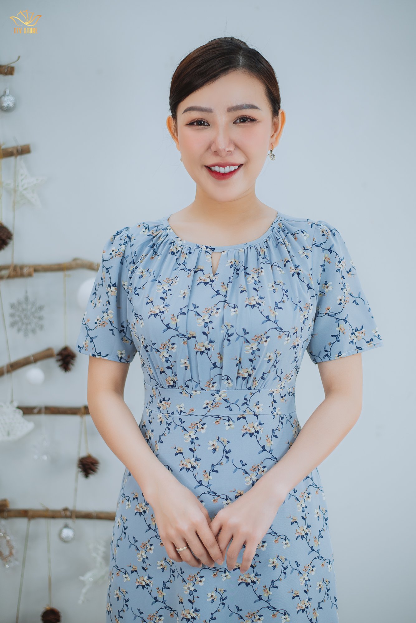 Đầm form A - Cổ tròn khoét V tay ngắn - CD - Xanh hoa trắng - TTV1532