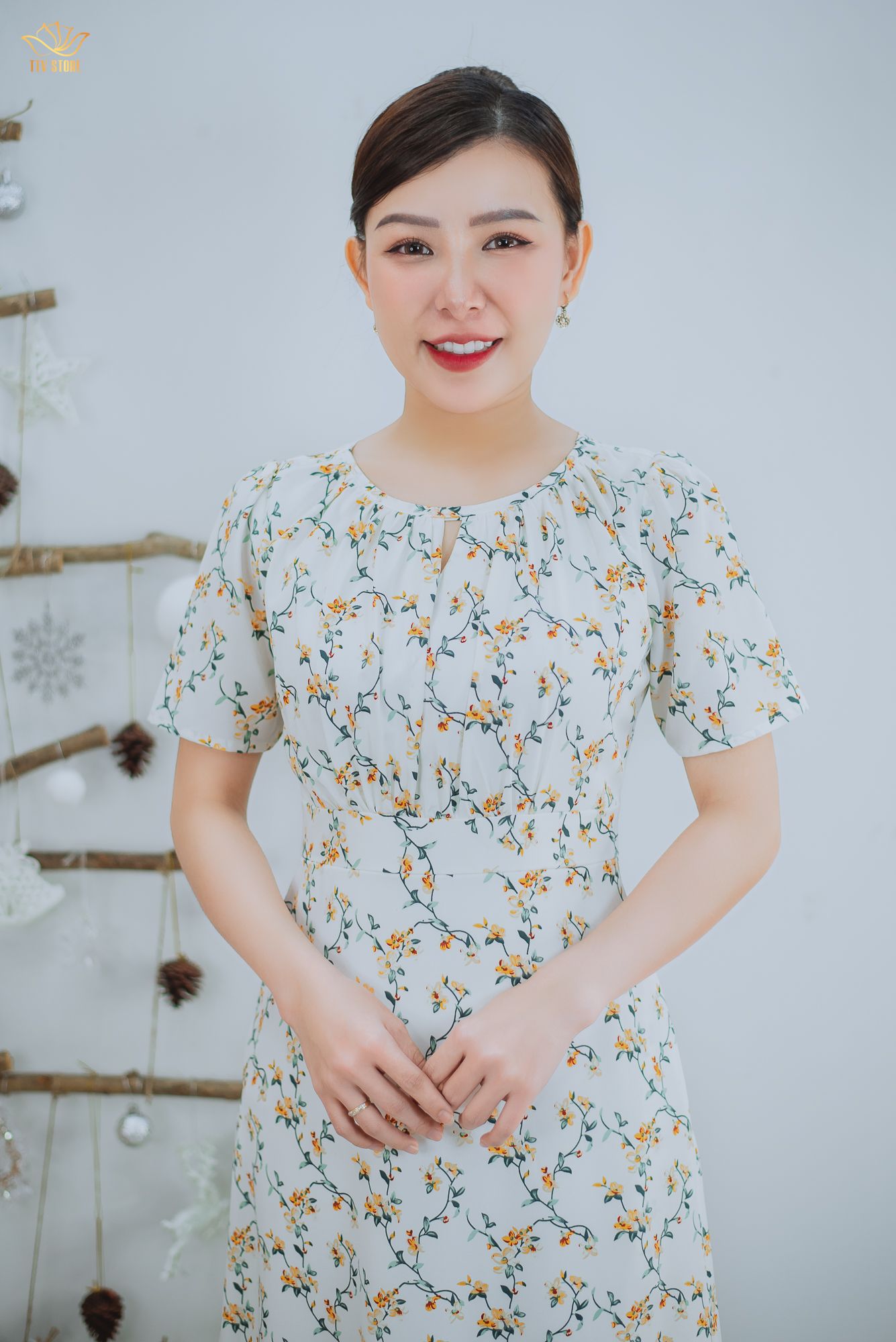Đầm form A - Cổ tròn khoét V tay ngắn - CD - Trắng hoa cam - TTV1532