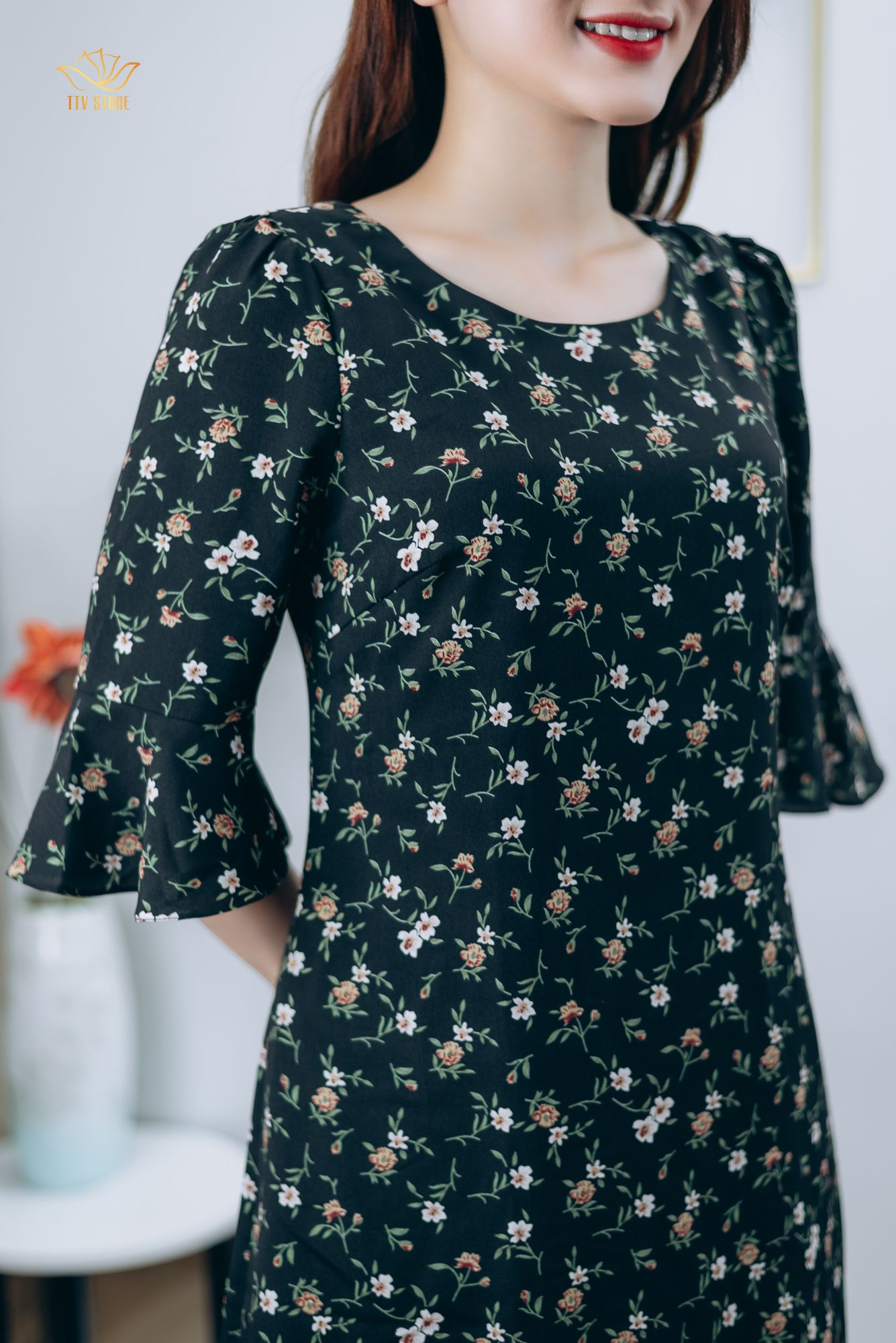 Đầm suông - Cổ tròn tay chuông - CV - Đen hoa nhí - TTV1236