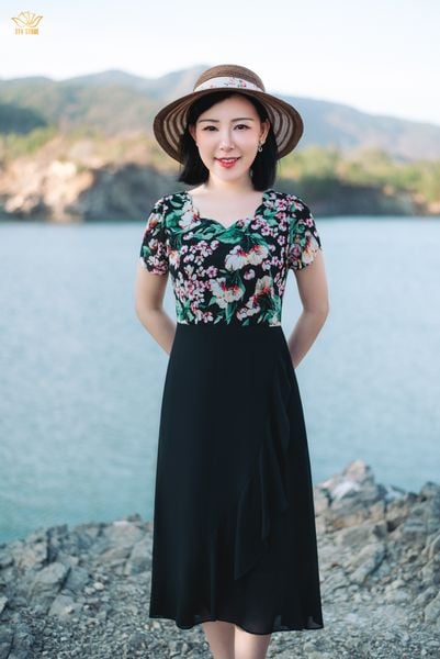 Đầm form A - Cổ sóng nước tay búp - CT - Đen hoa -  TTV1869