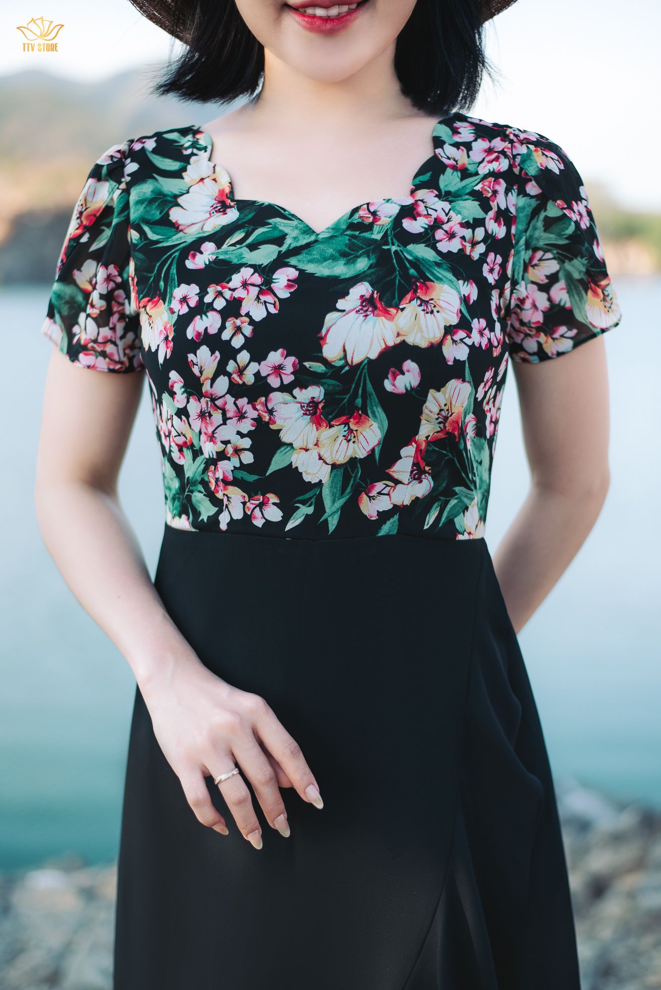 Đầm form A - Cổ sóng nước tay búp - CT - Đen hoa -  TTV1869