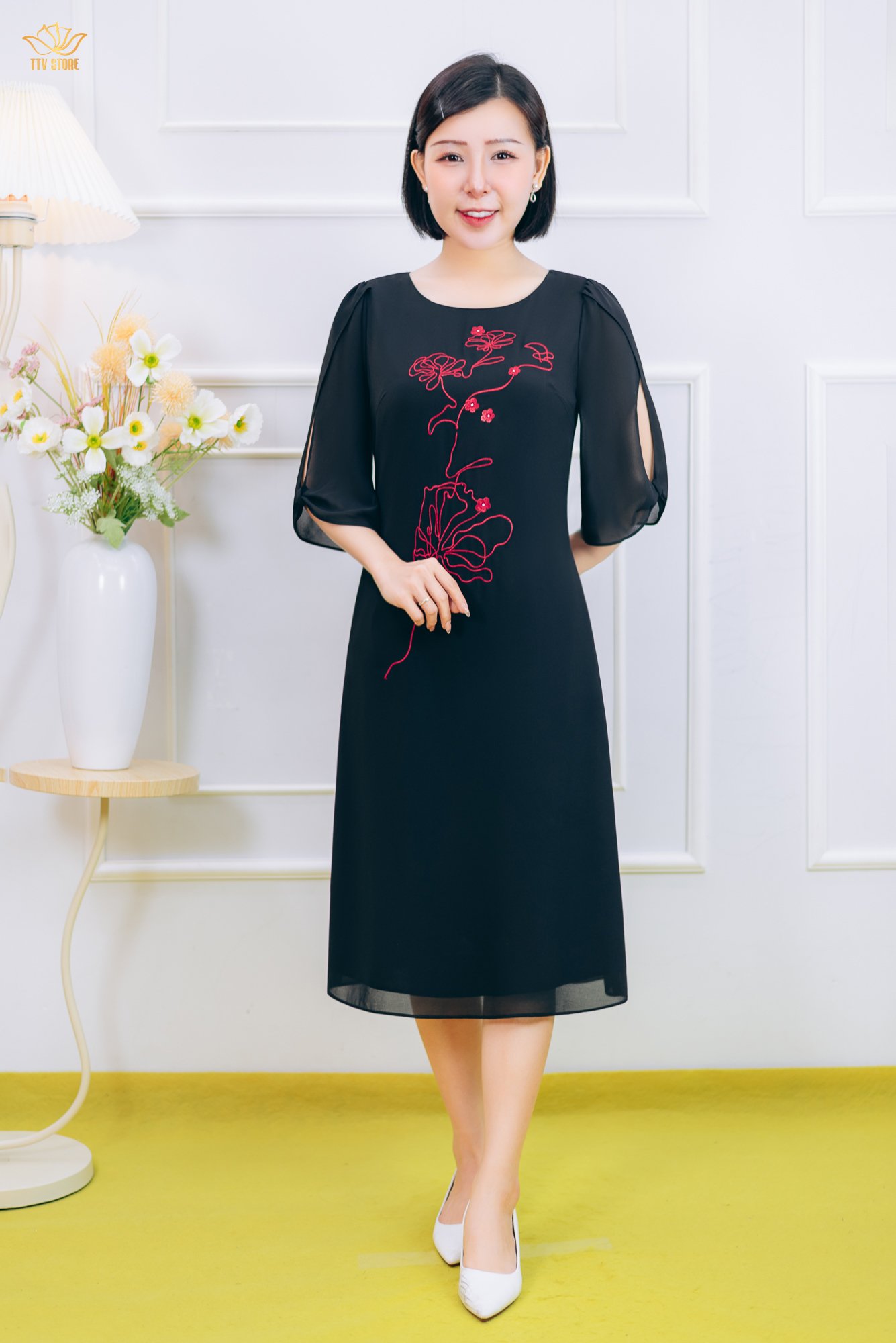 Đầm suông - Cổ tròn thêu hoa tay hồ điệp - AH - Đen - TTV1872