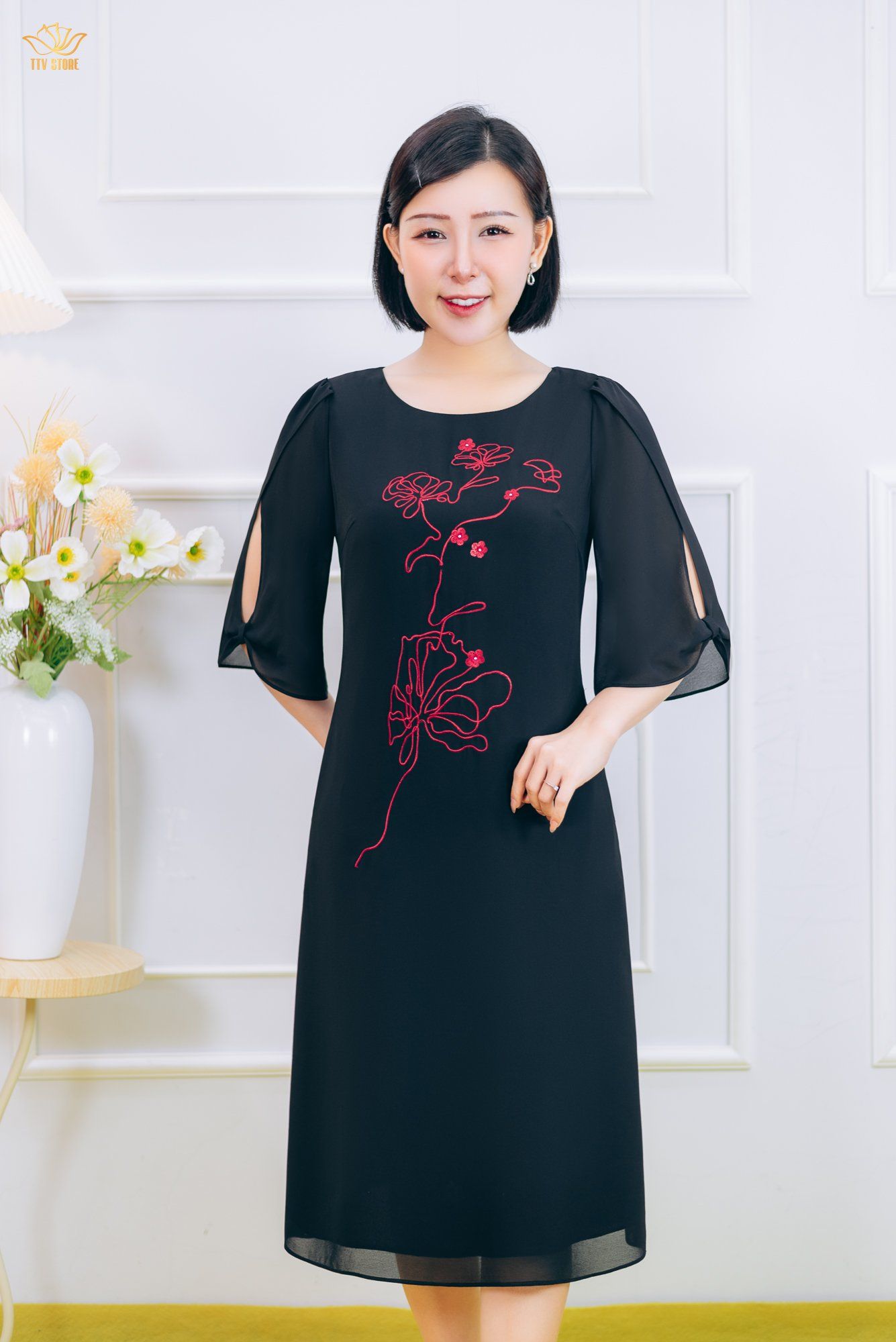 Đầm suông - Cổ tròn thêu hoa tay hồ điệp - AH - Đen - TTV1872