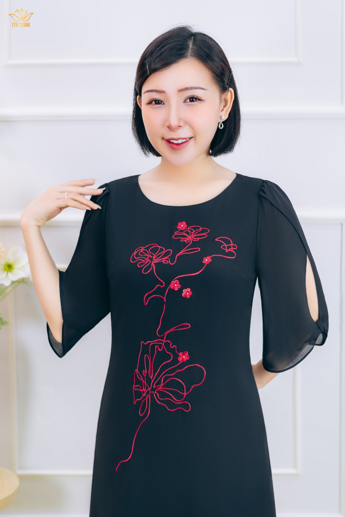 Đầm suông - Cổ tròn thêu hoa tay hồ điệp - AH - Đen - TTV1872
