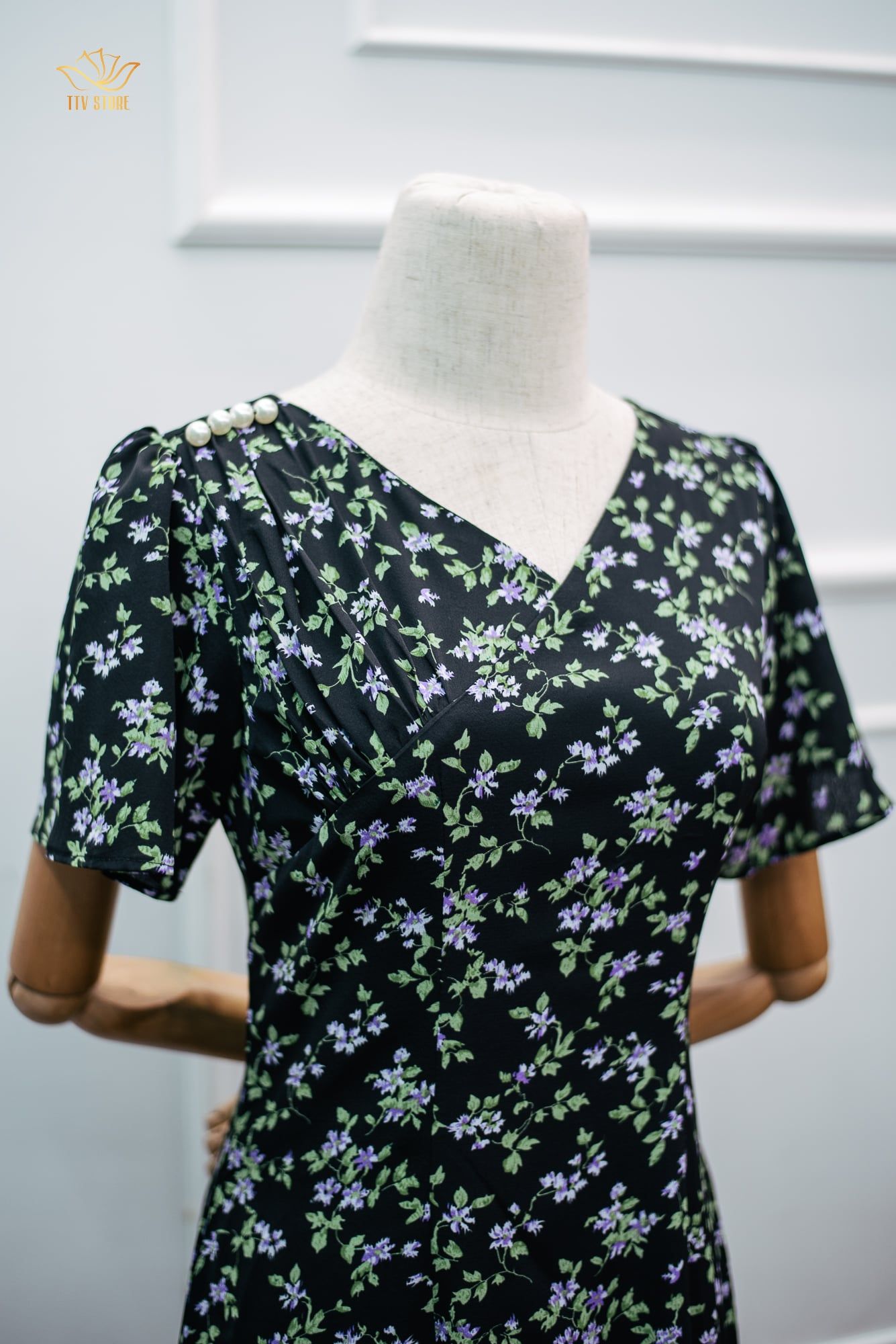 Đầm suông - Cổ tim phối ngọc tay loe - CV - Đen hoa nhí - TTV979