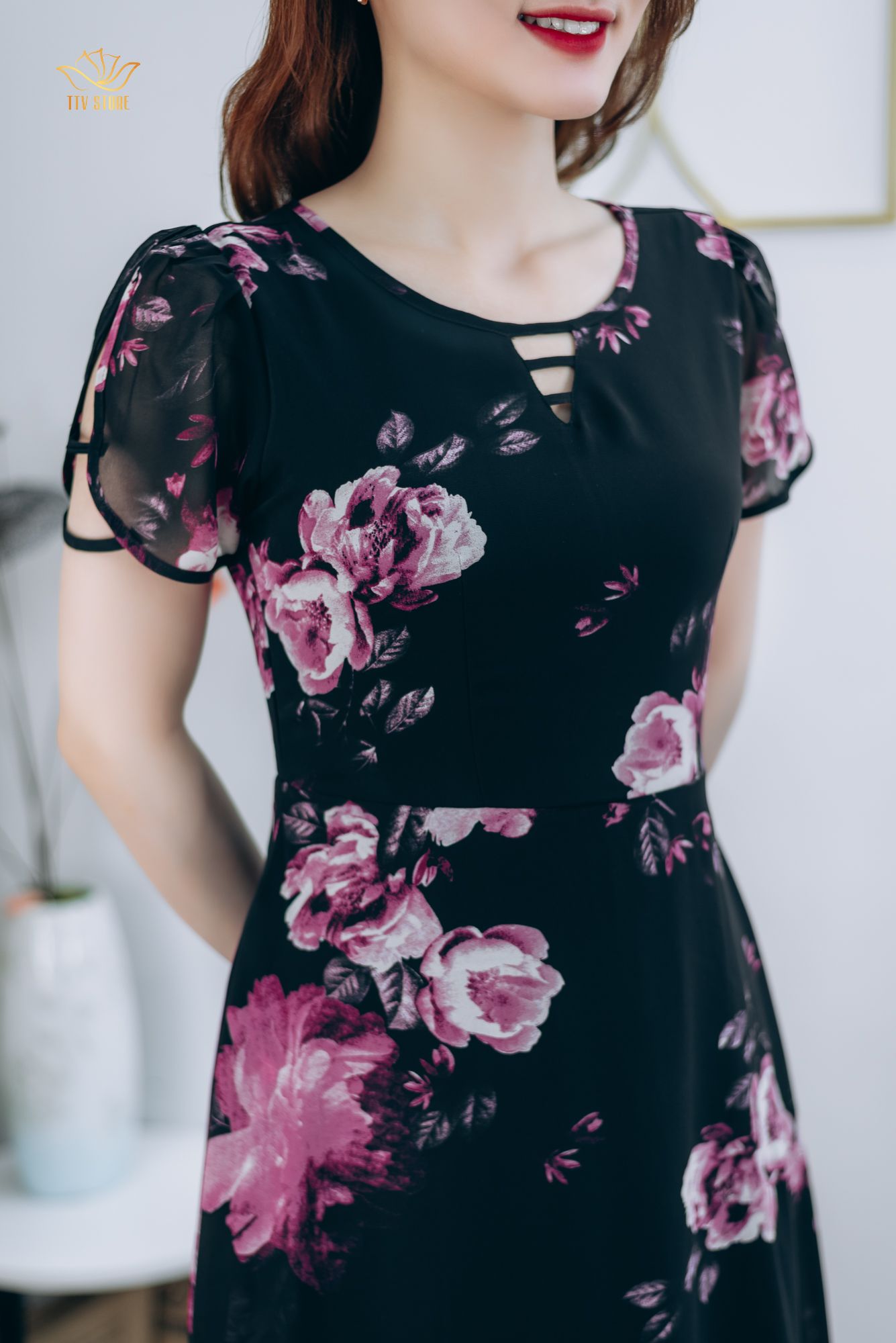 Đầm xòe - Cổ tròn khoét V - CT - Đen hoa tím - TTV1279