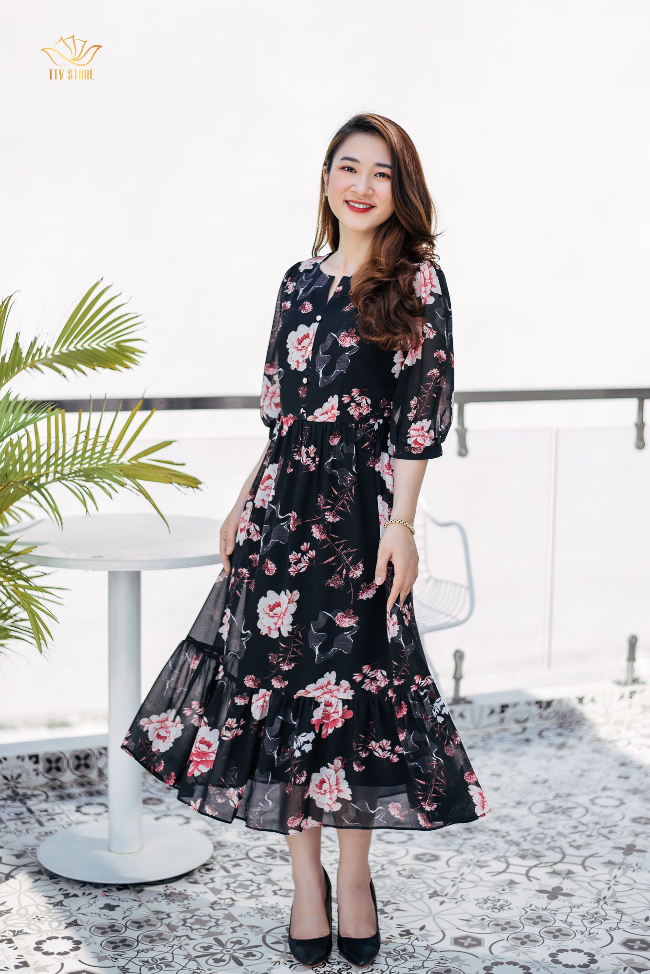 Maxi - Cổ bẻ kết nút tay bo - CD- Đen hoa đỏ - TTV1001