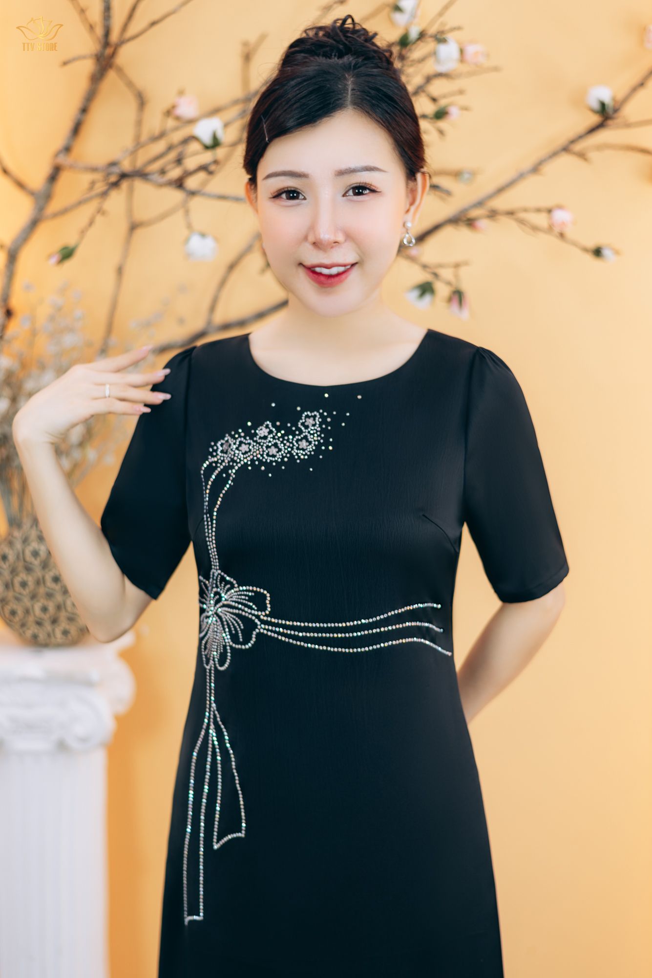 Đầm suông - Cổ tròn ép đá tay ngắn  - CT - Đen - TTV1880