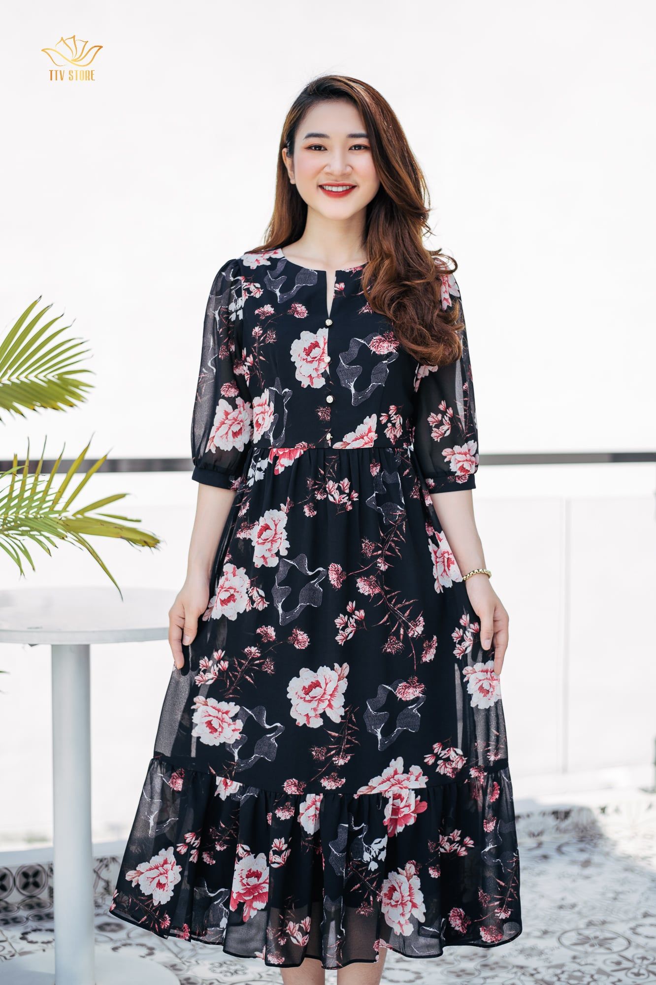 Maxi - Cổ bẻ kết nút tay bo - CD- Đen hoa đỏ - TTV1001