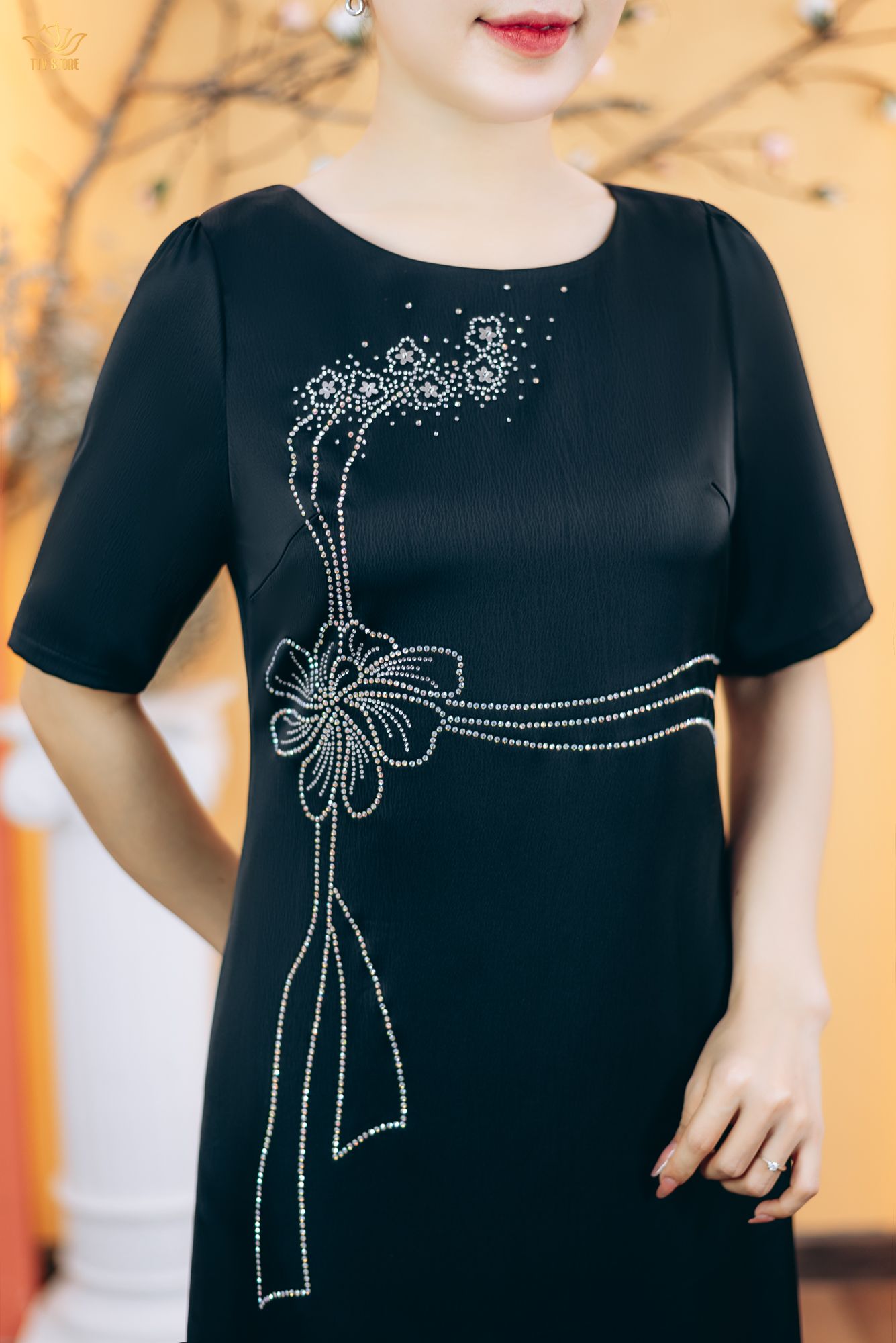 Đầm suông - Cổ tròn ép đá tay ngắn  - CT - Đen - TTV1880