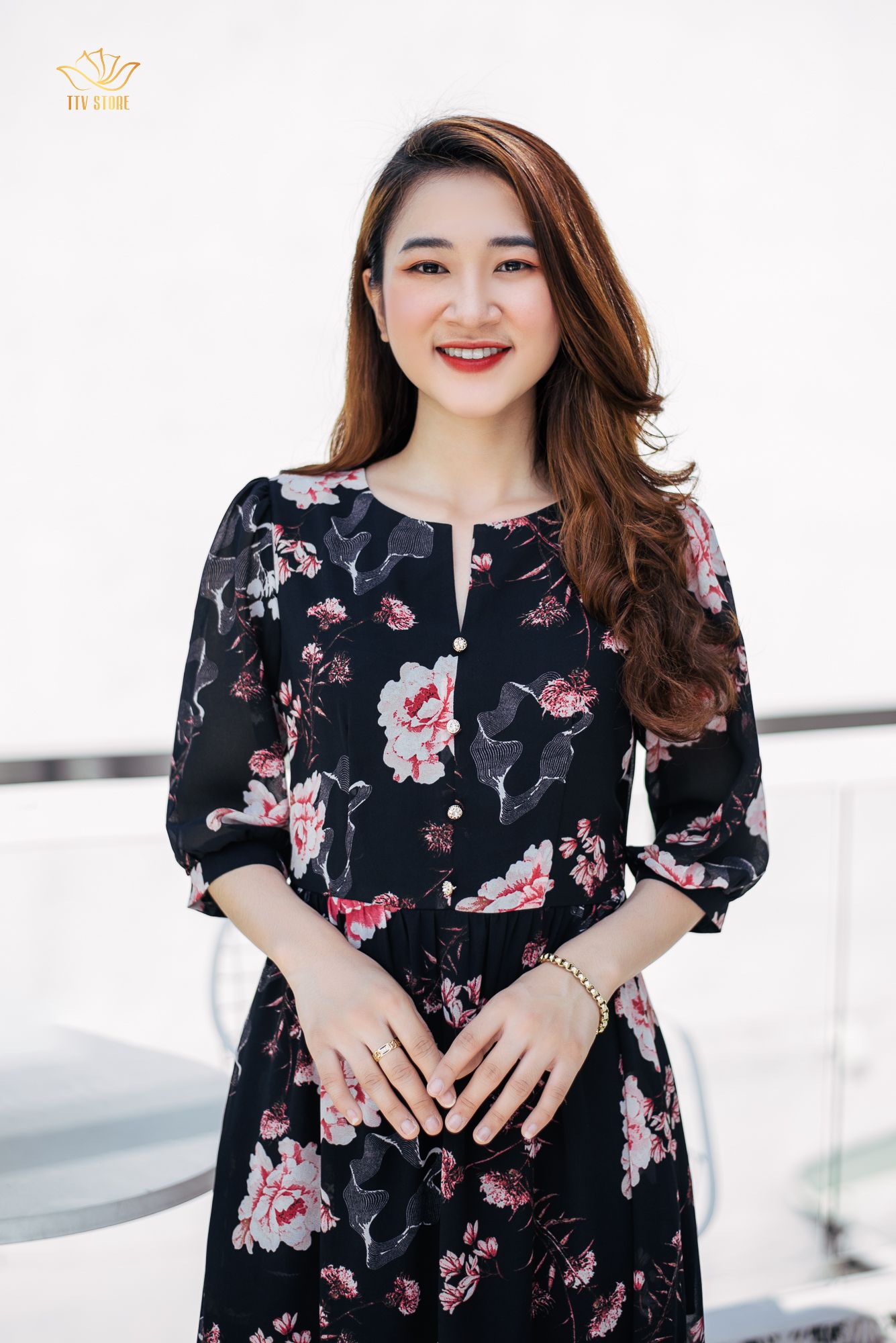 Maxi - Cổ bẻ kết nút tay bo - CD- Đen hoa đỏ - TTV1001