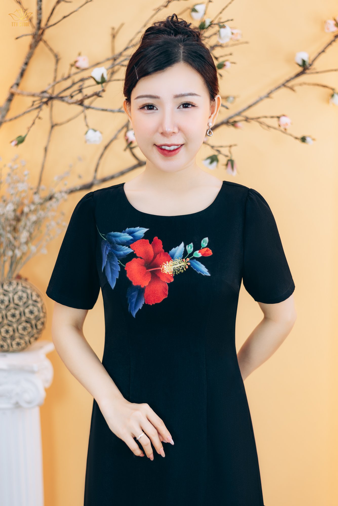 Đầm suông A - Cổ tròn vẽ hoa tay ngắn - CD - Đen - TTV1883
