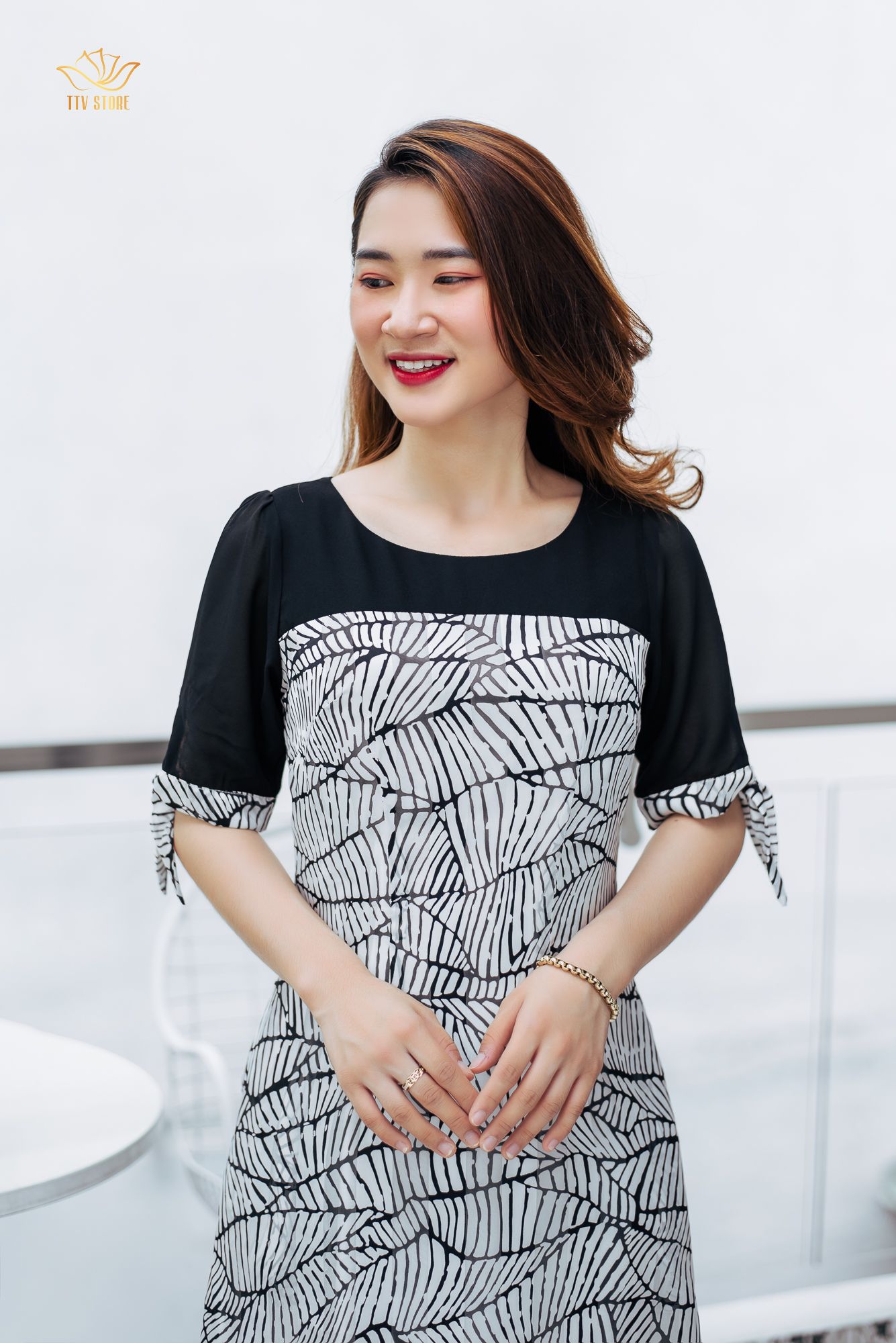 Đầm suông - Cổ tròn tay cột nơ - CV - Đen hoạ tiết - TTV1004 *