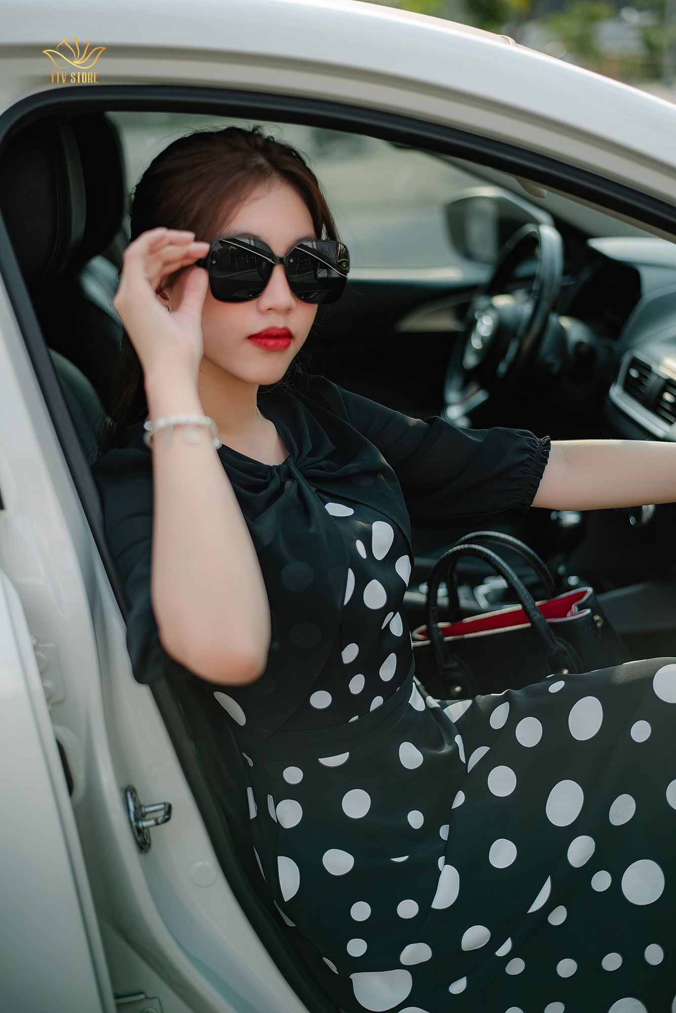 Đầm xòe - Cổ phối nơ tay lỡ - CQ - Đen bi trắng - TTV1274