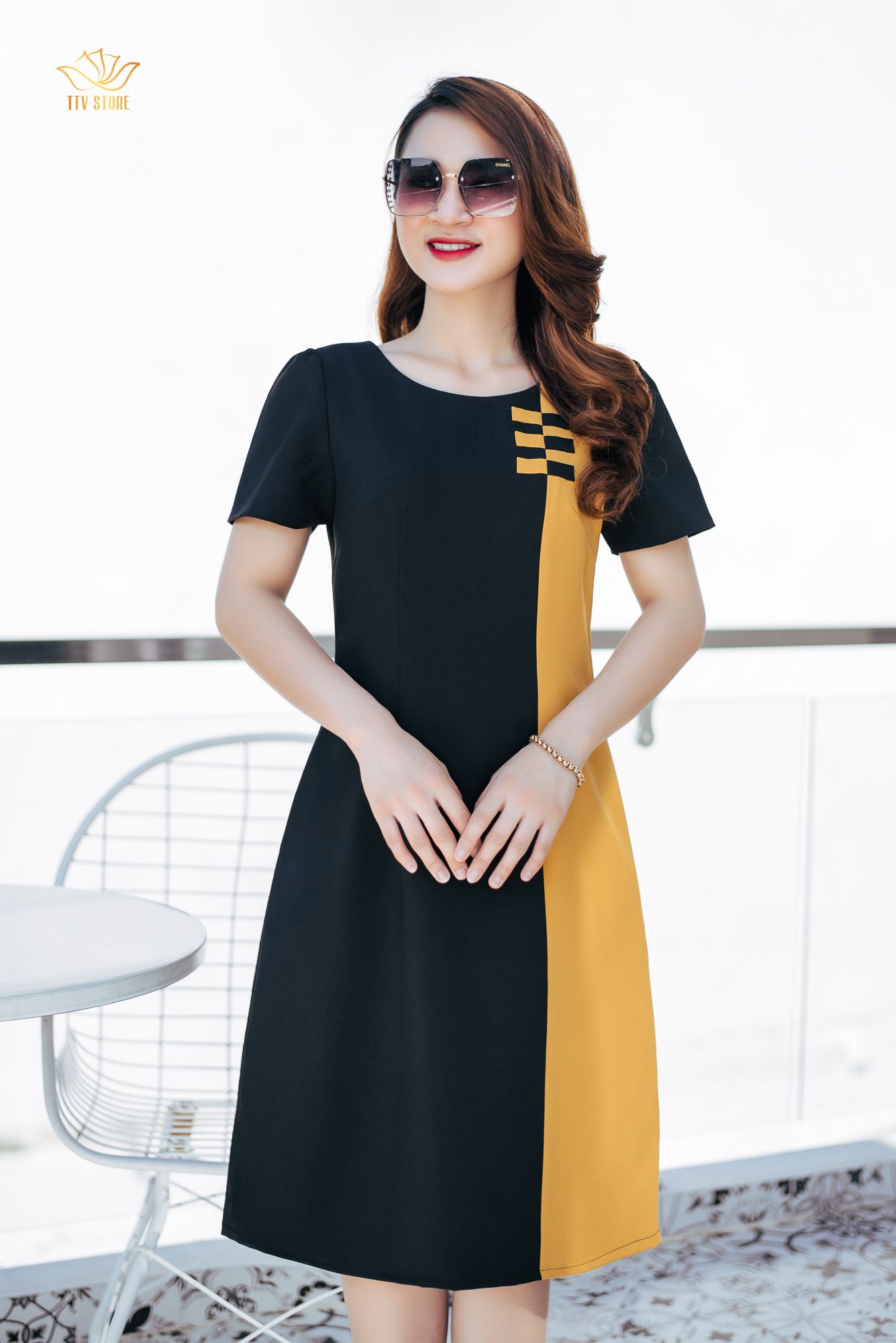 Đầm suông - Cổ tròn tay ngắn - CV - Đen phối vàng - TTV1044