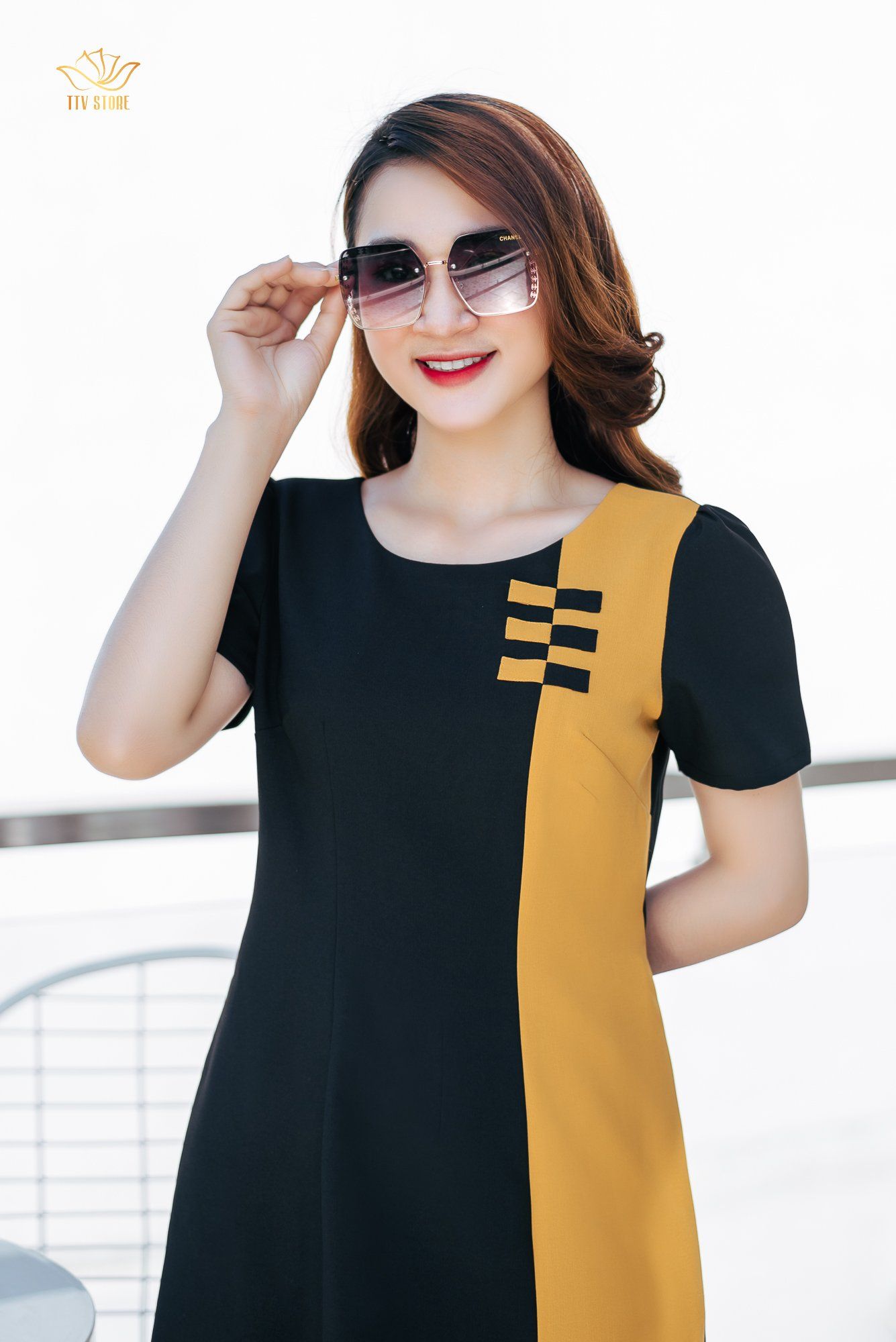 Đầm suông - Cổ tròn tay ngắn - CV - Đen phối vàng - TTV1044