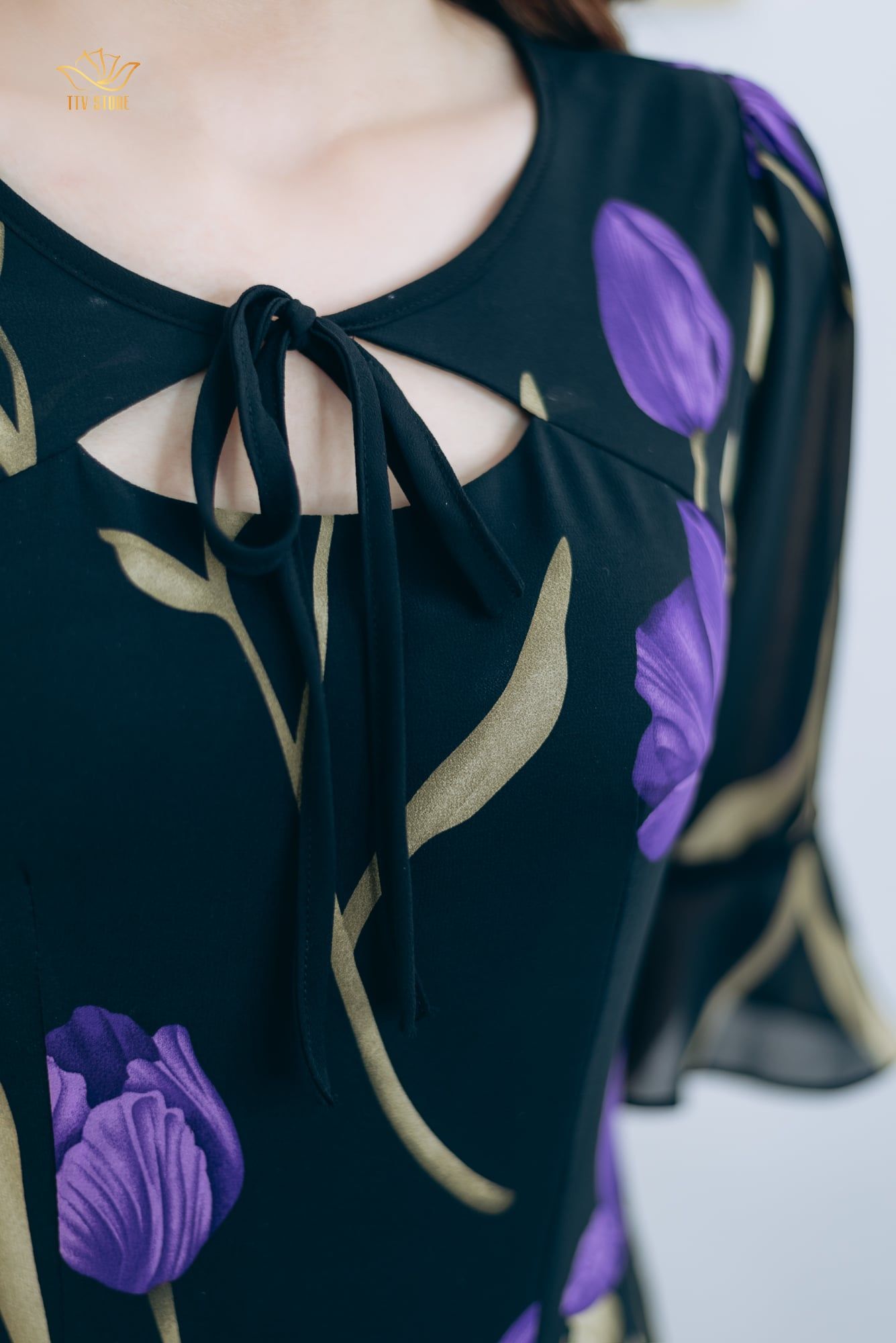 Đầm suông - Cổ tròn cột nơ tay chuông - AH - Đen hoa tím - TTV1301