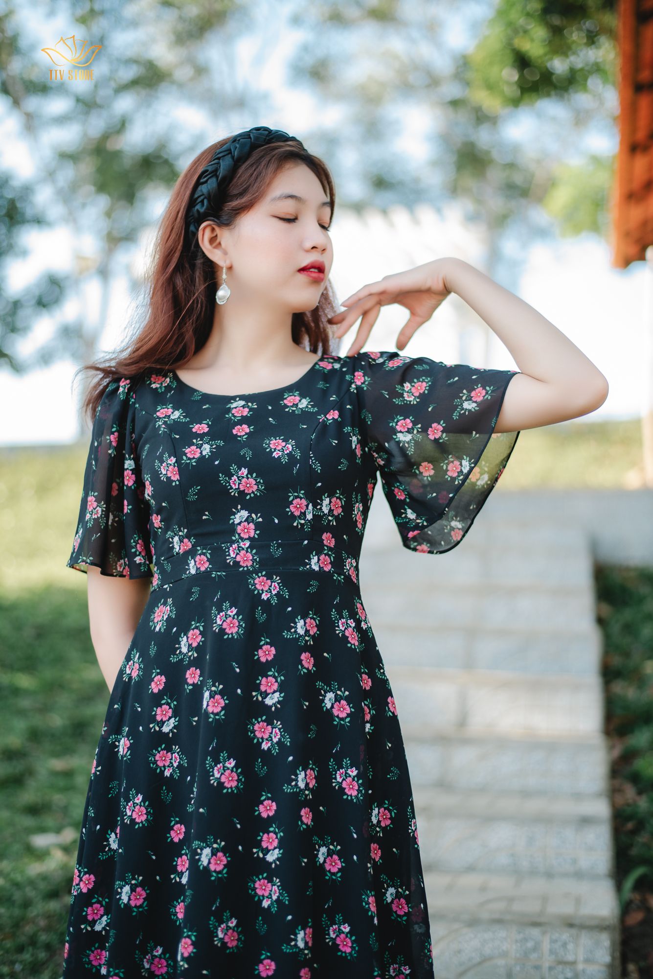 Đầm form A - Cổ tròn tay loe - CT - Đen hoa hồng - TTV1302