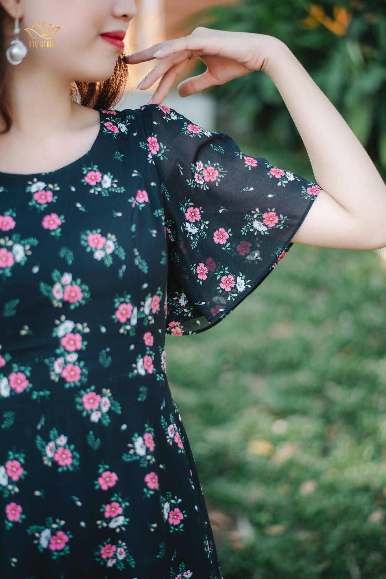 Đầm form A - Cổ tròn tay loe - CT - Đen hoa hồng - TTV1302