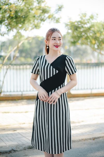 Đầm Suông - Cổ tim tay ngắn - CV - Đen họa tiết - TTV1328