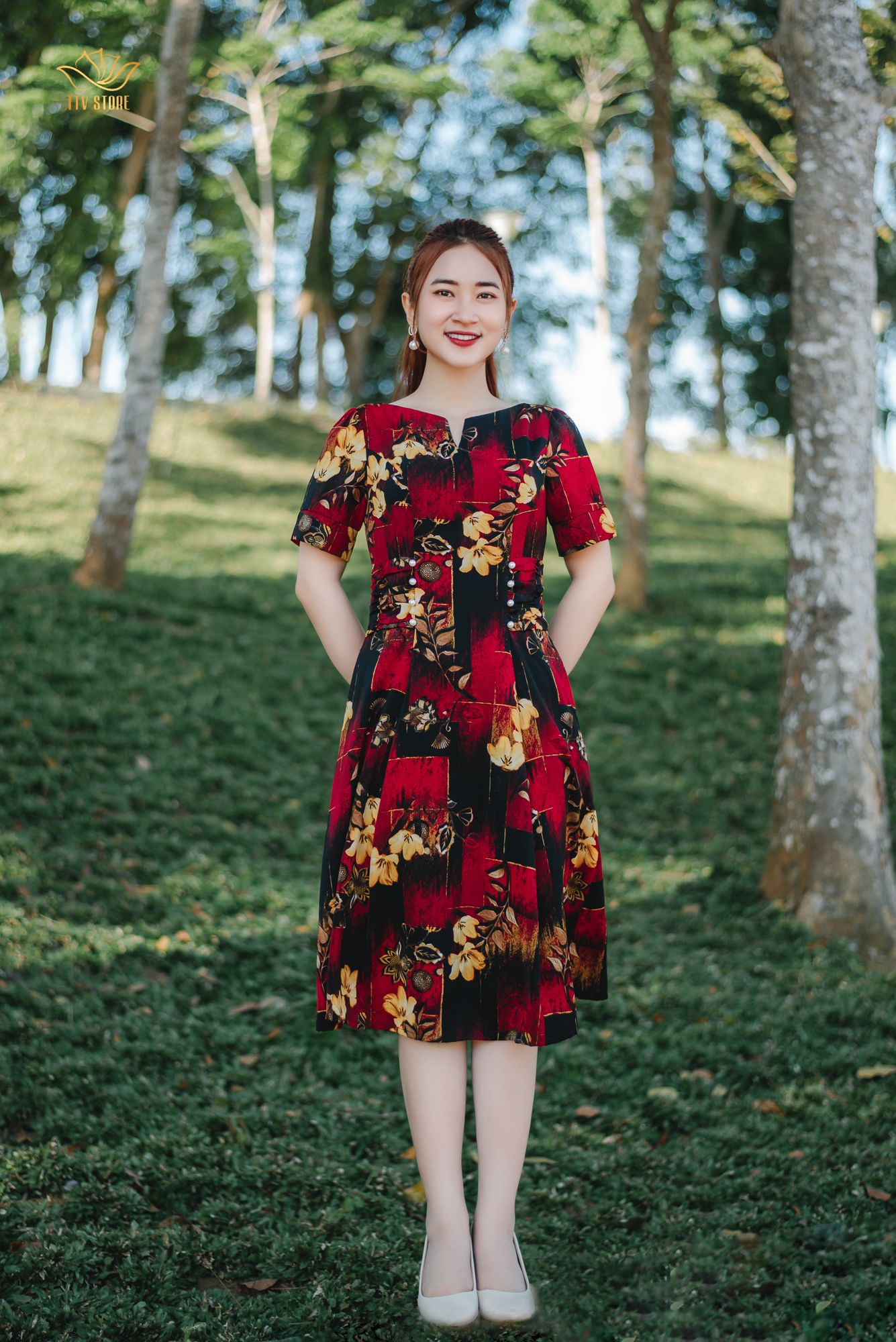 Đầm xoè - Cổ tròn khoét V eo nhúng kết ngọc - CV - Đen hoa vàng - TTV1308