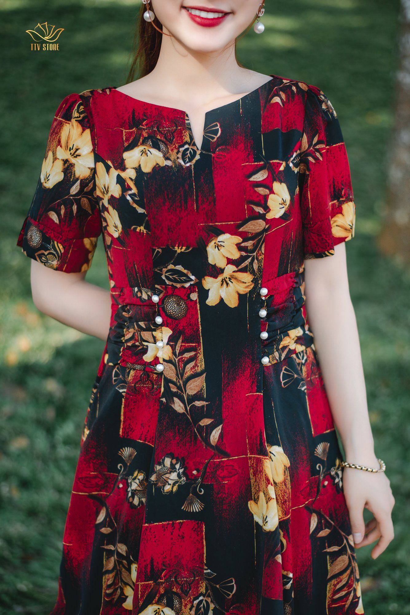 Đầm xoè - Cổ tròn khoét V eo nhúng kết ngọc - CV - Đen hoa vàng - TTV1308