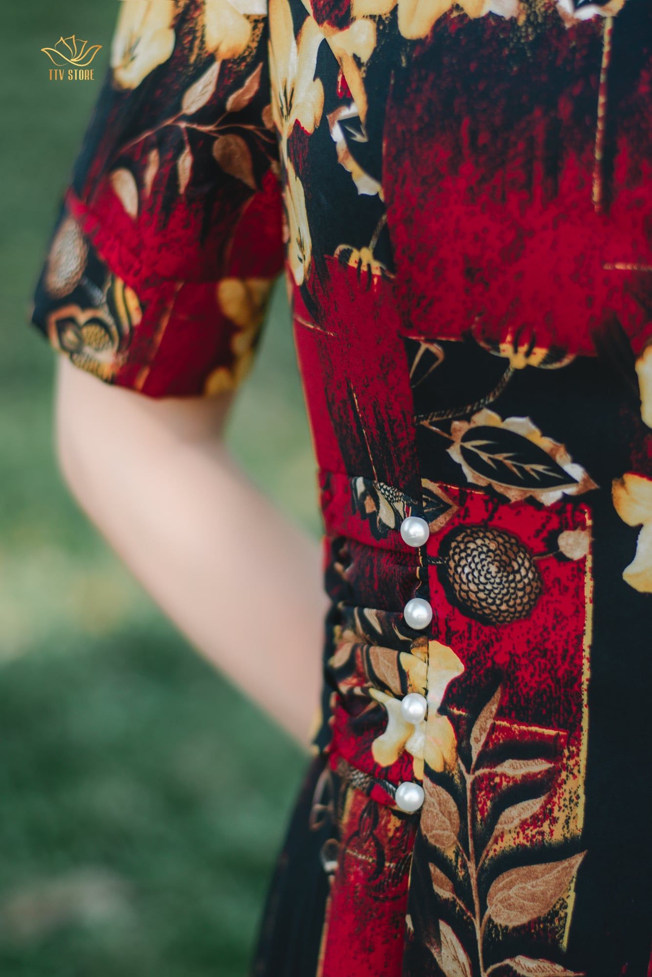 Đầm xoè - Cổ tròn khoét V eo nhúng kết ngọc - CV - Đen hoa vàng - TTV1308