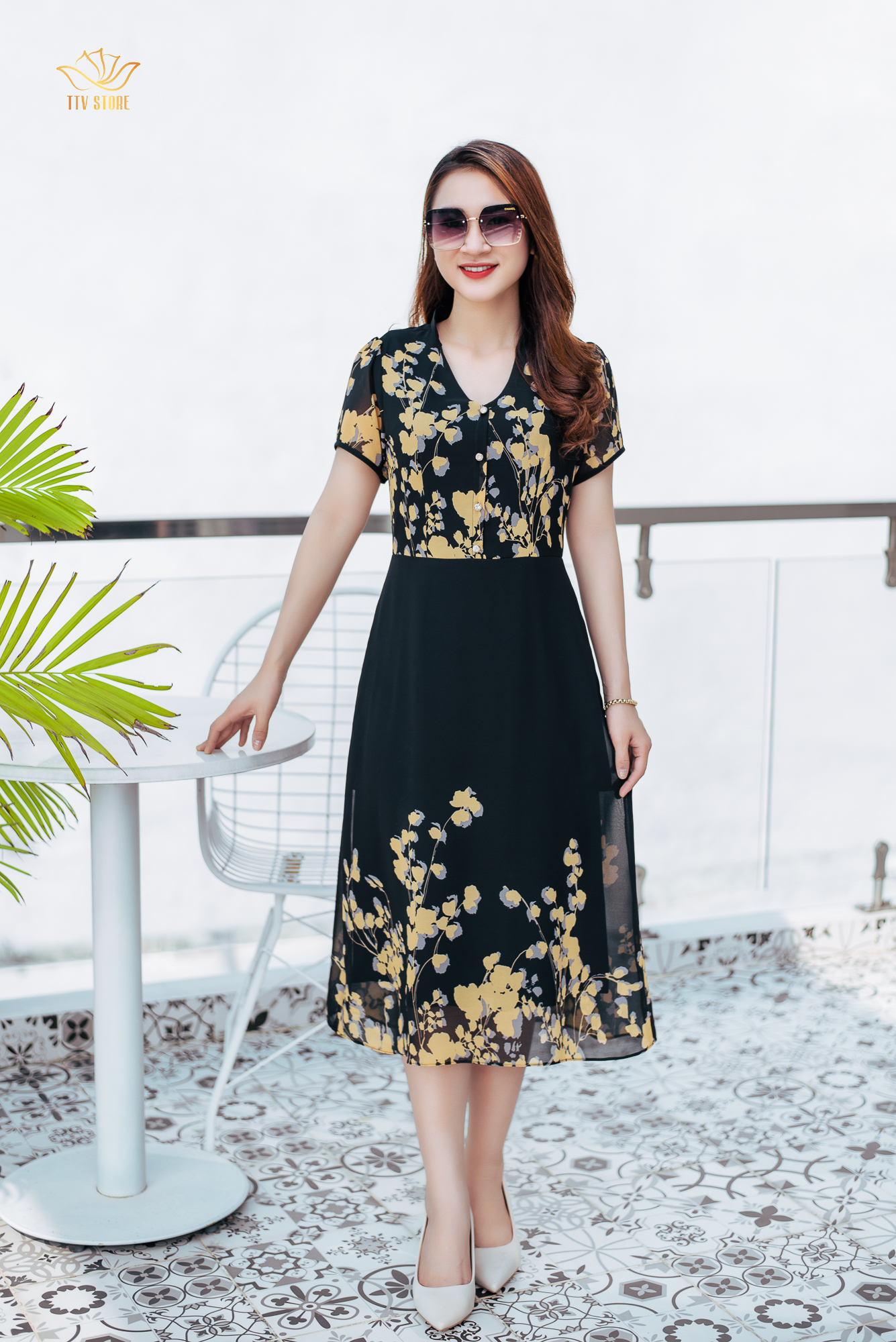 Đầm form A - Cổ V kết nút tay ngắn - CD - Đen hoa vàng - TTV1066