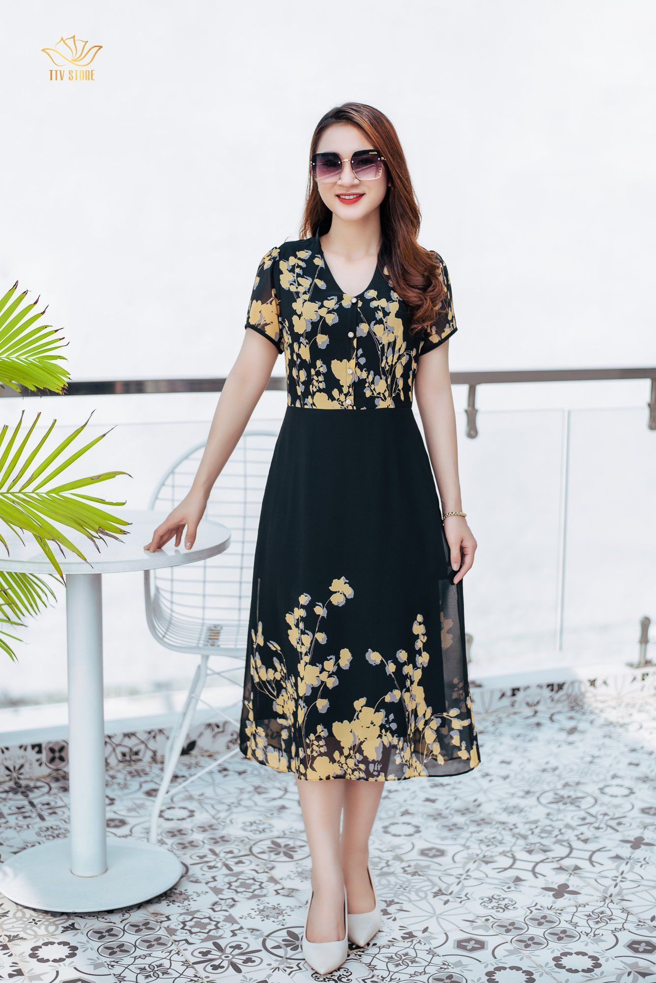 Đầm form A - Cổ V kết nút tay ngắn - CD - Đen hoa vàng - TTV1066