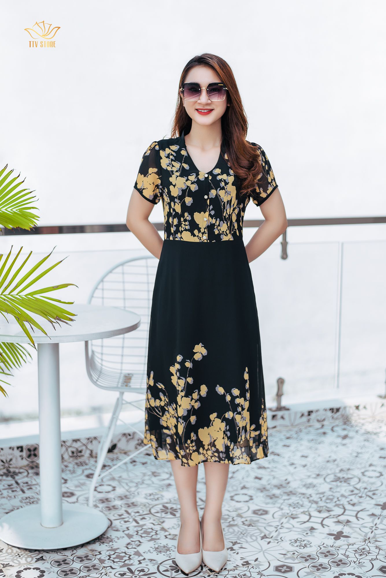 Đầm form A - Cổ V kết nút tay ngắn - CD - Đen hoa vàng - TTV1066
