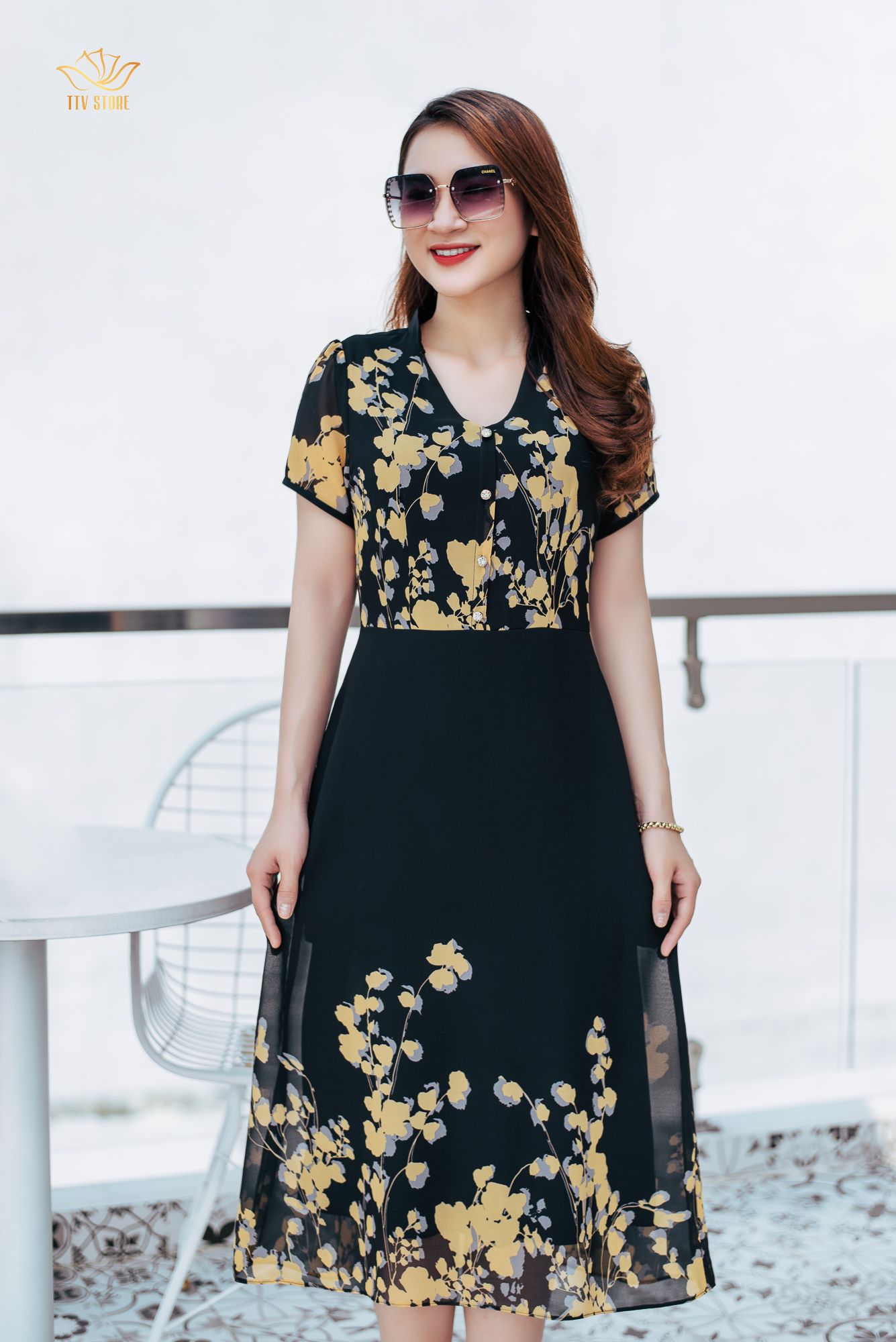 Đầm form A - Cổ V kết nút tay ngắn - CD - Đen hoa vàng - TTV1066