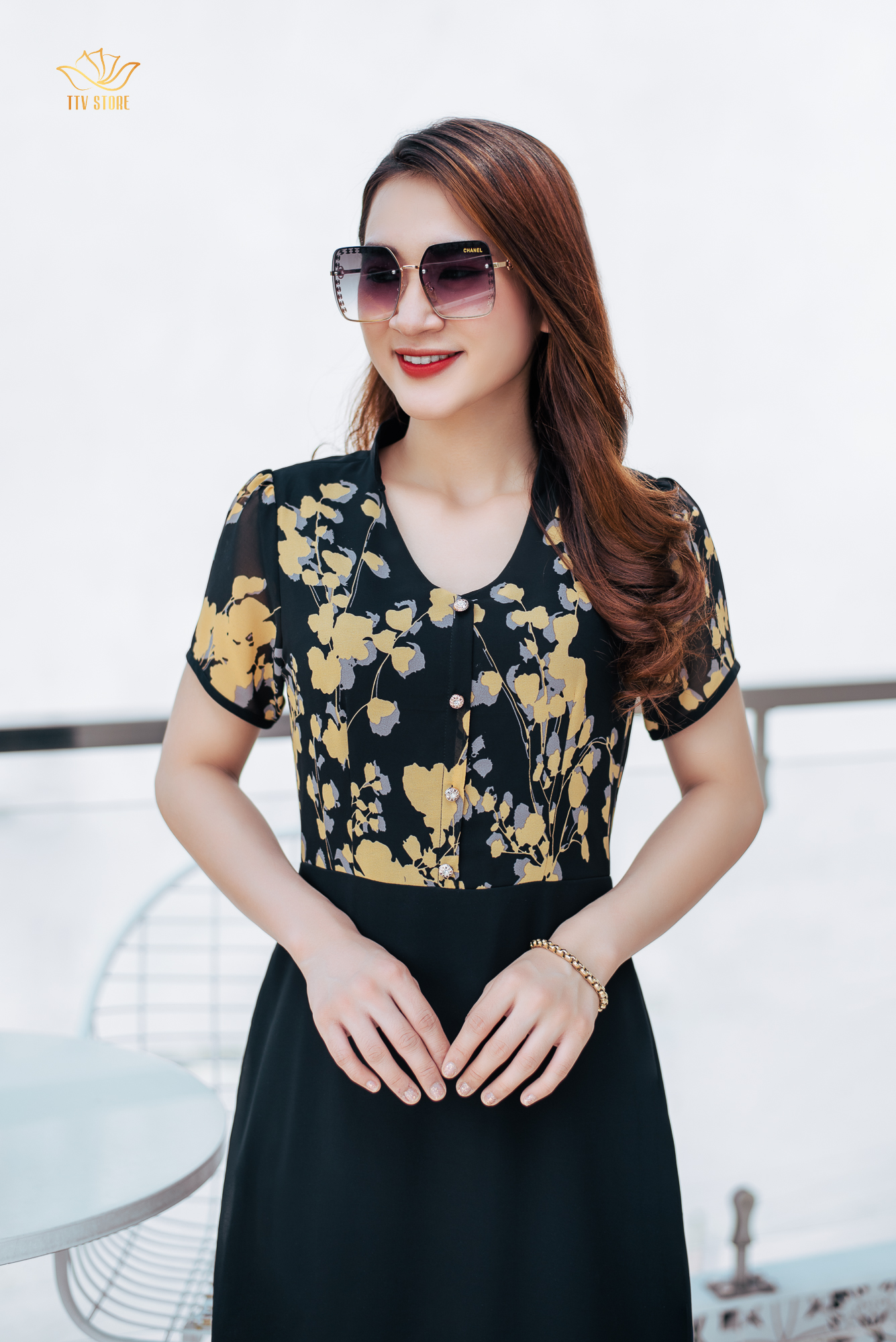Đầm form A - Cổ V kết nút tay ngắn - CD - Đen hoa vàng - TTV1066