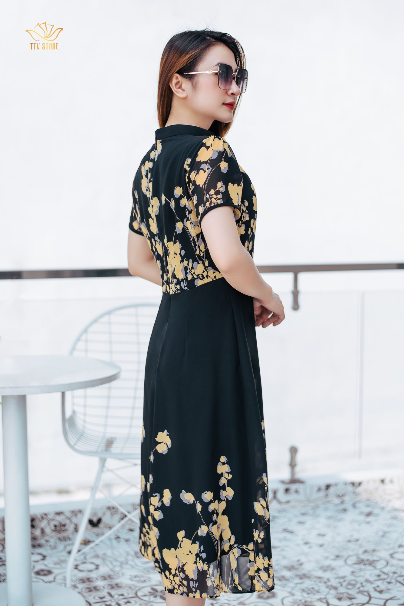 Đầm form A - Cổ V kết nút tay ngắn - CD - Đen hoa vàng - TTV1066