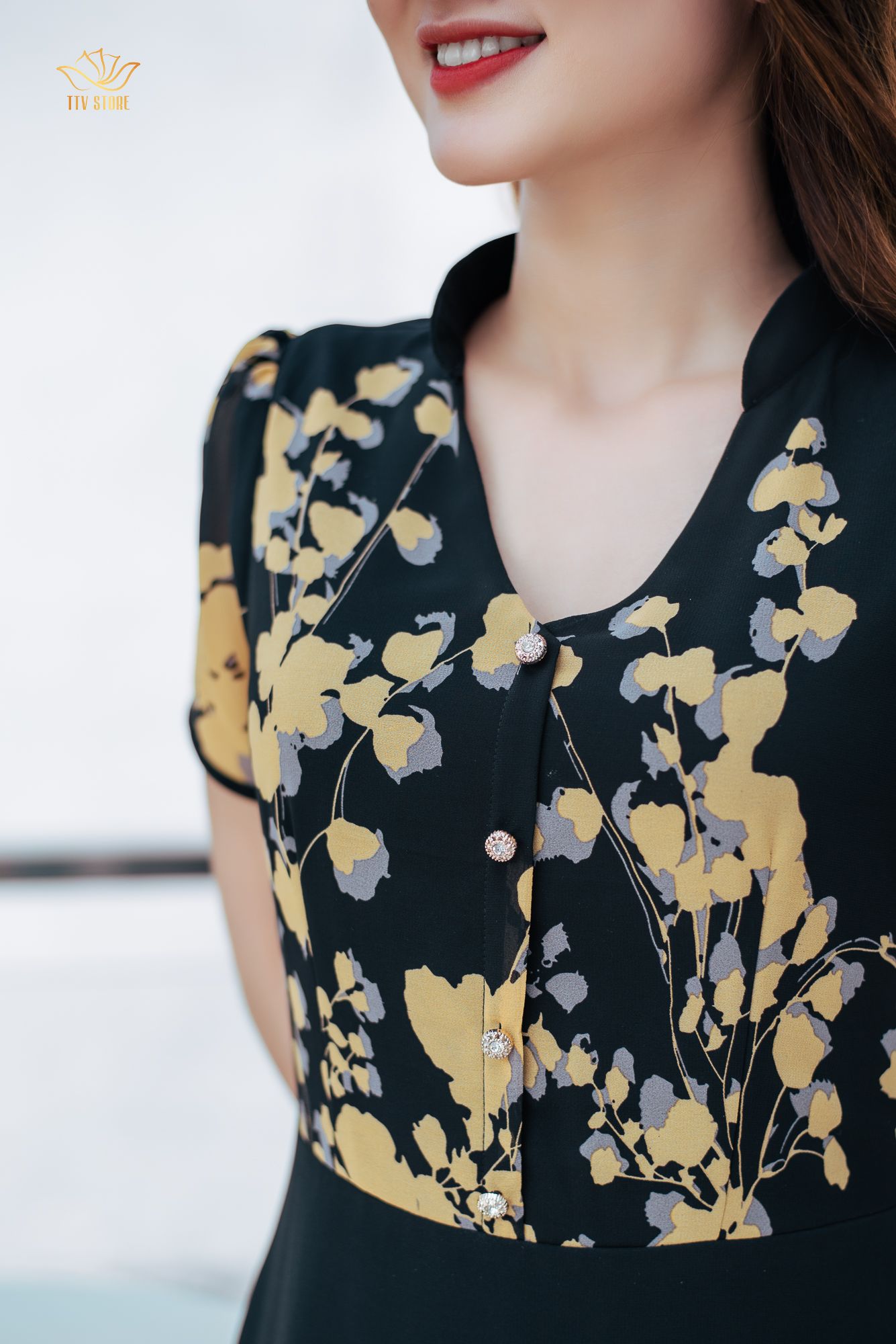 Đầm form A - Cổ V kết nút tay ngắn - CD - Đen hoa vàng - TTV1066