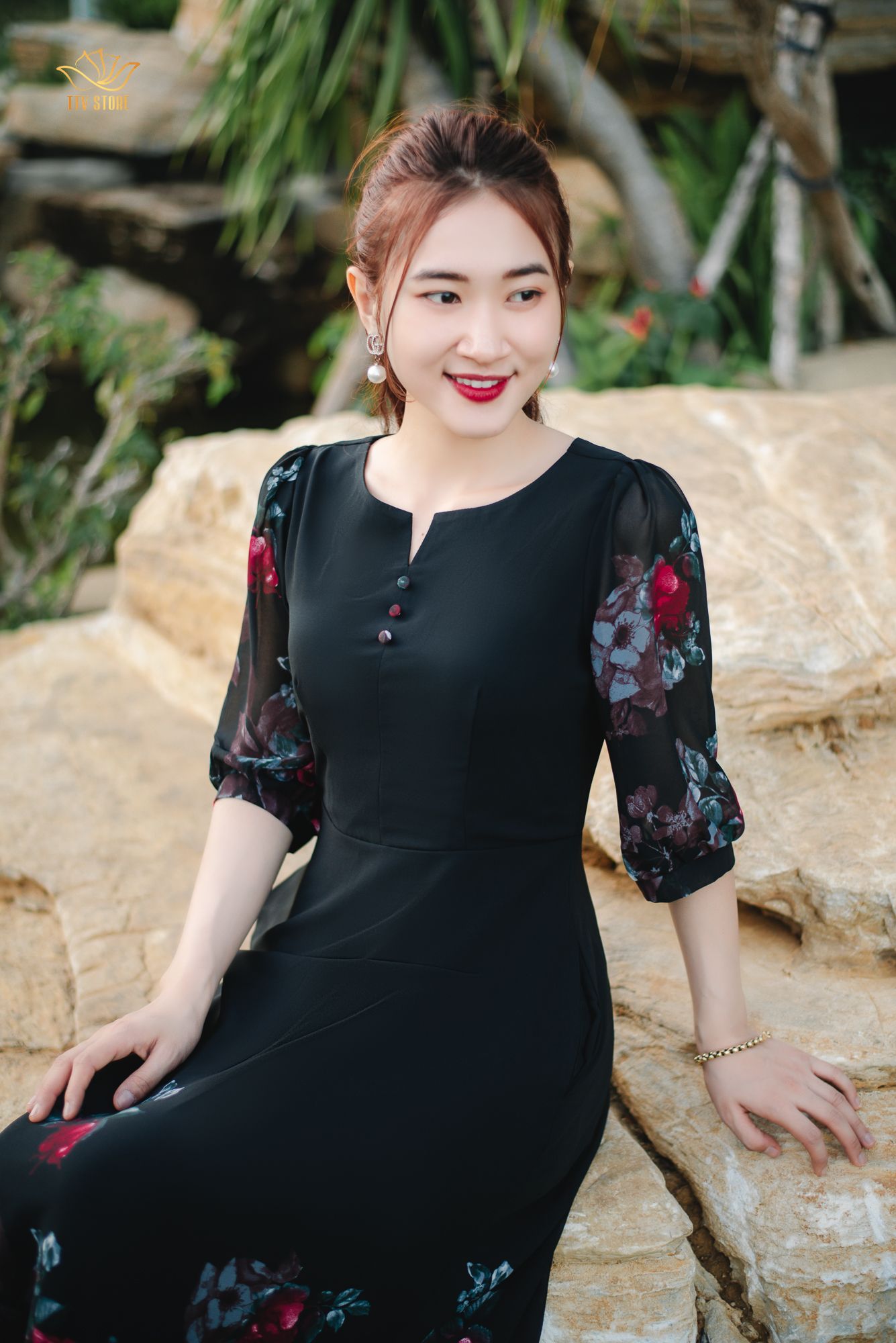 Đầm xòe - Cổ tròn khoét V tay lỡ - CD - Đen hoa đỏ - TTV1314