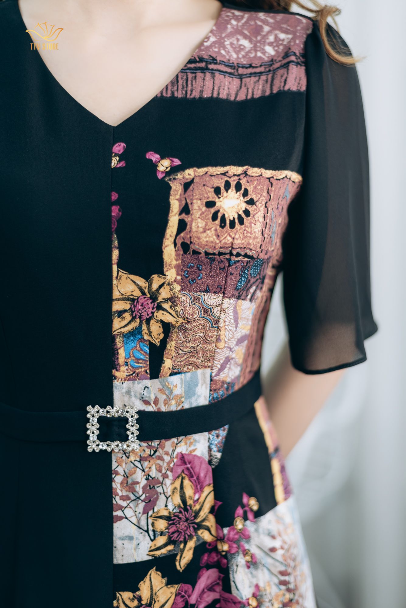 Đầm Form A - Cổ tim tay ngắn - CQ - Đen họa tiết - TTV1324