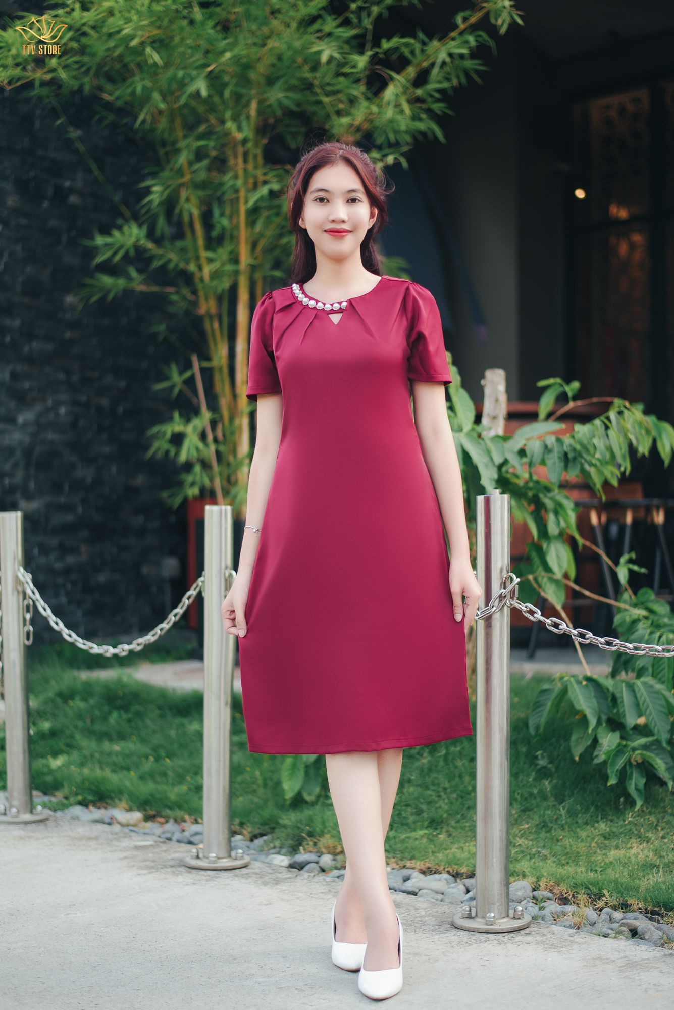 Đầm suông - Cổ tròn khoét V kết ngọc tay ngắn - CV - Đỏ đô - TTV1568