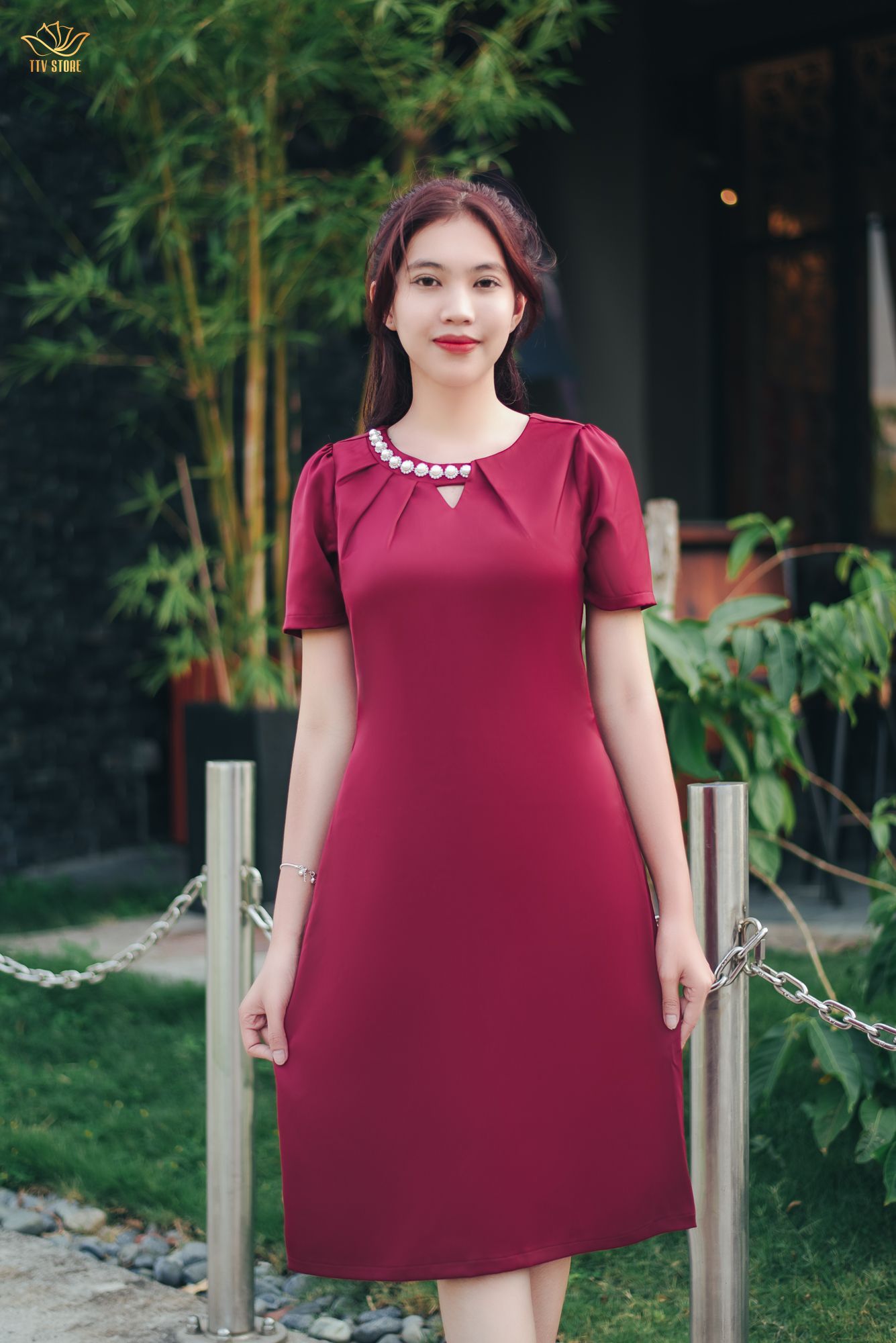 Đầm suông - Cổ tròn khoét V kết ngọc tay ngắn - CV - Đỏ đô - TTV1568