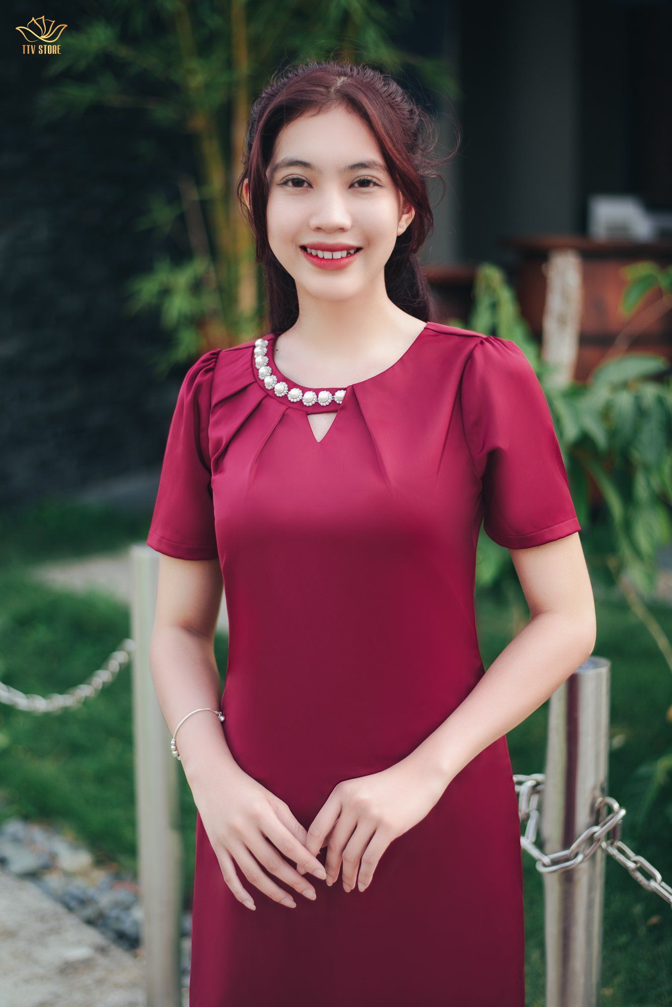 Đầm suông - Cổ tròn khoét V kết ngọc tay ngắn - CV - Đỏ đô - TTV1568