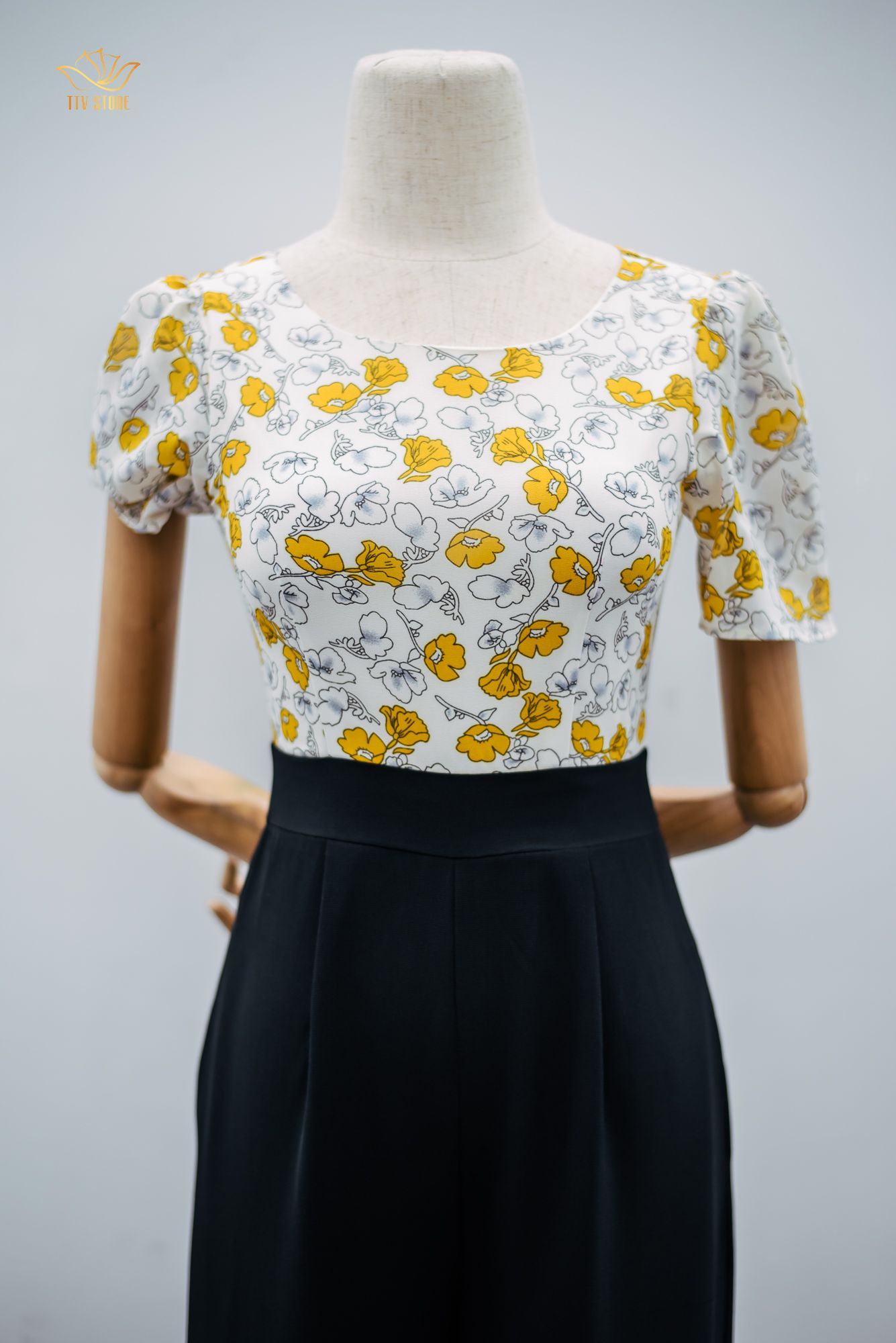 Bộ liền Jump - Cổ tròn tay ngắn - CD - Trắng hoa vàng - TTV833