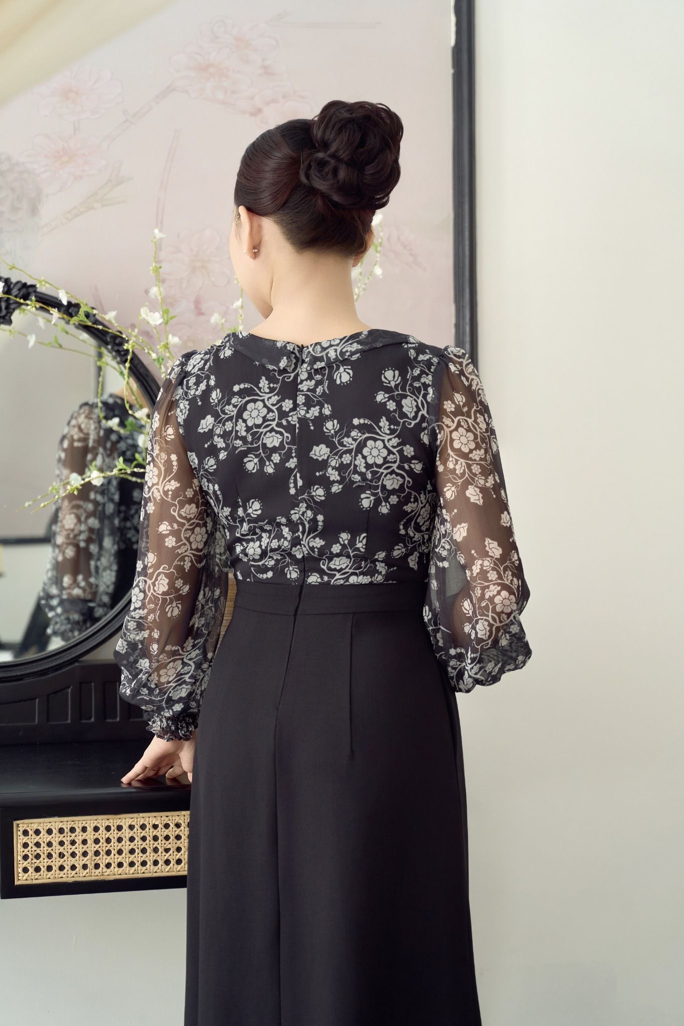 Đầm Form A - Cổ tim bèo kết nút tay lỡ - CD - Đen hoa trắng - TTV1913